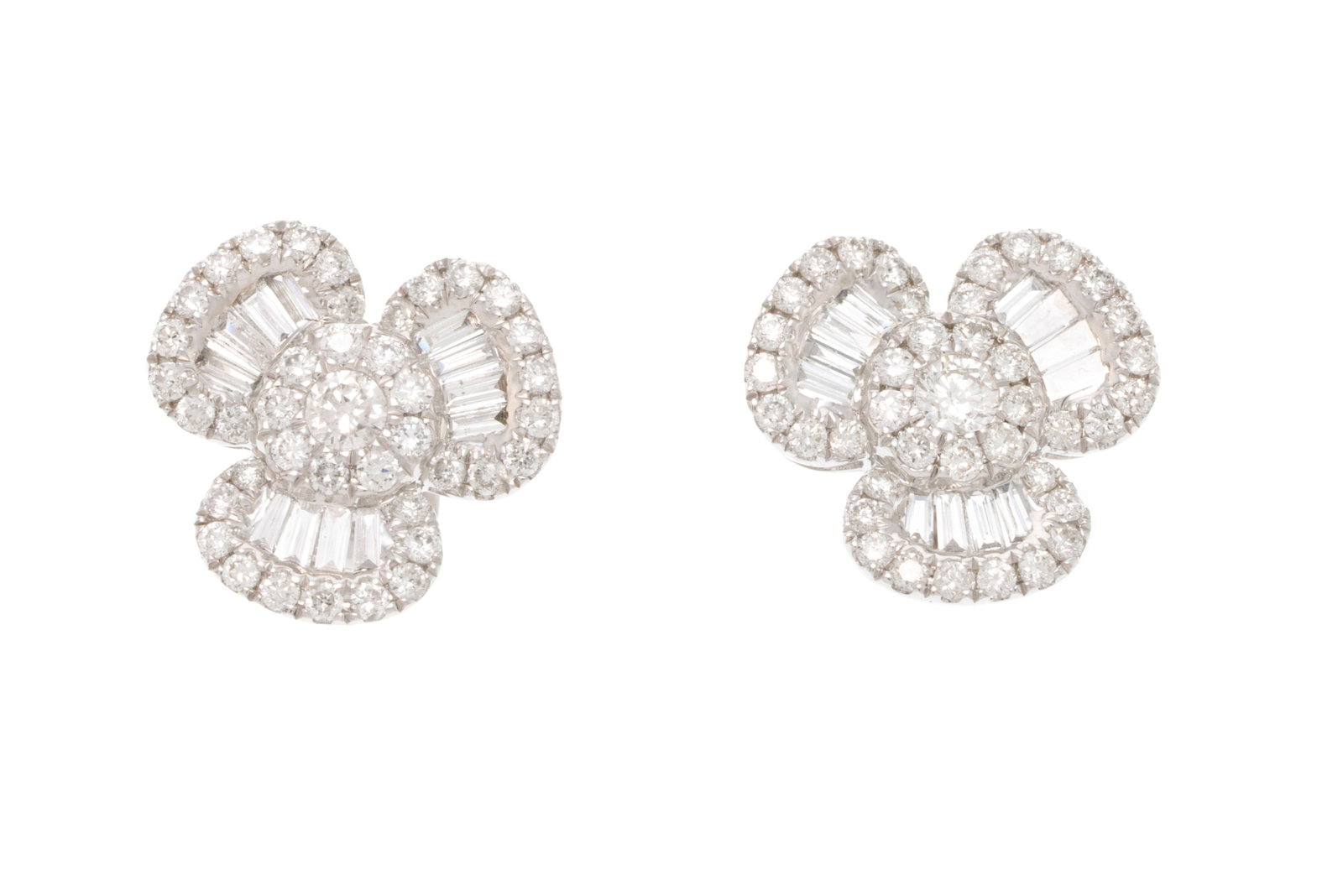 Paire de clous d'oreilles trèfles "illusion" or gris 750 pavés de diamants taille baguette: Paire de clous d'oreilles trèfles "illusion" or gris 750 pavés de diamants taille baguette et brillant, h. 1.2 cm Condition Très bon état de conservation général.