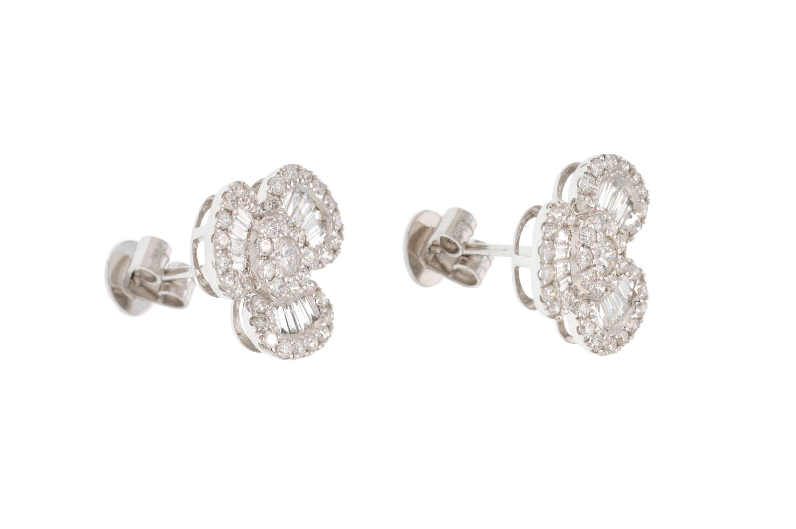 Paire de clous d'oreilles trèfles "illusion" or gris 750 pavés de diamants taille baguette - 2