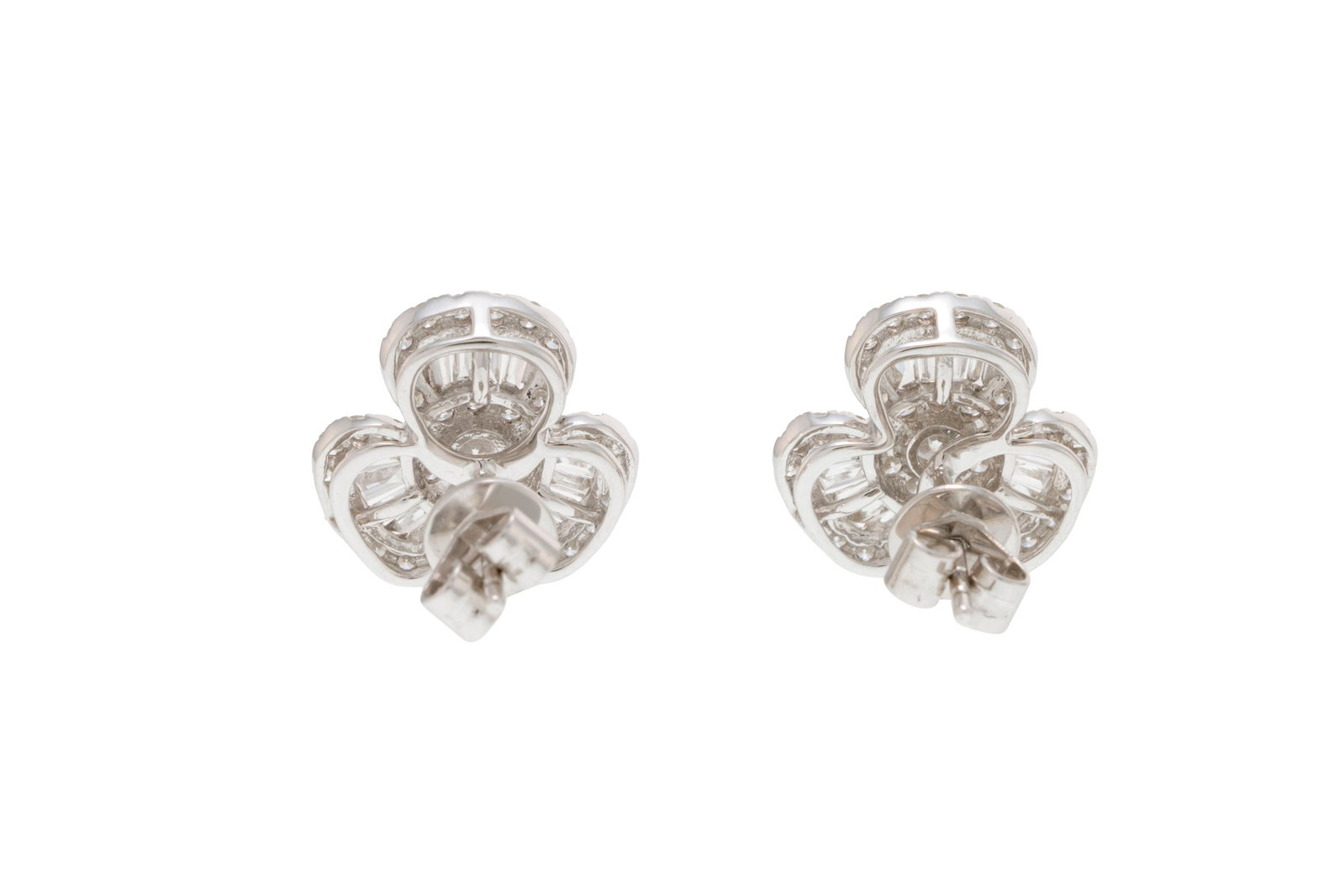 Paire de clous d'oreilles trèfles "illusion" or gris 750 pavés de diamants taille baguette - 3