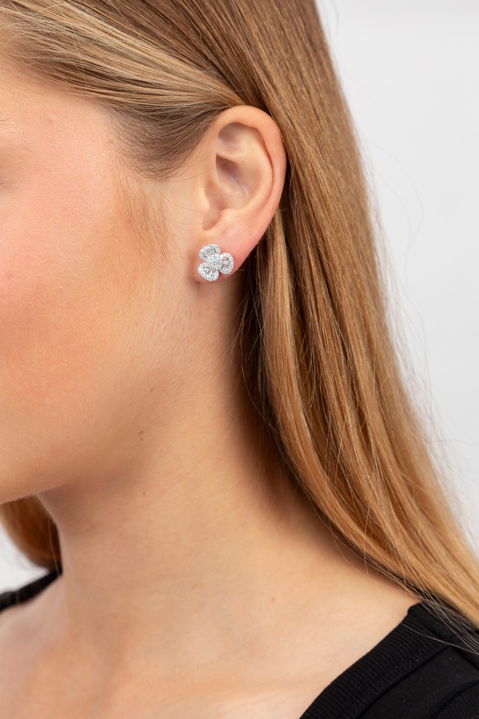 Paire de clous d'oreilles trèfles "illusion" or gris 750 pavés de diamants taille baguette - 4