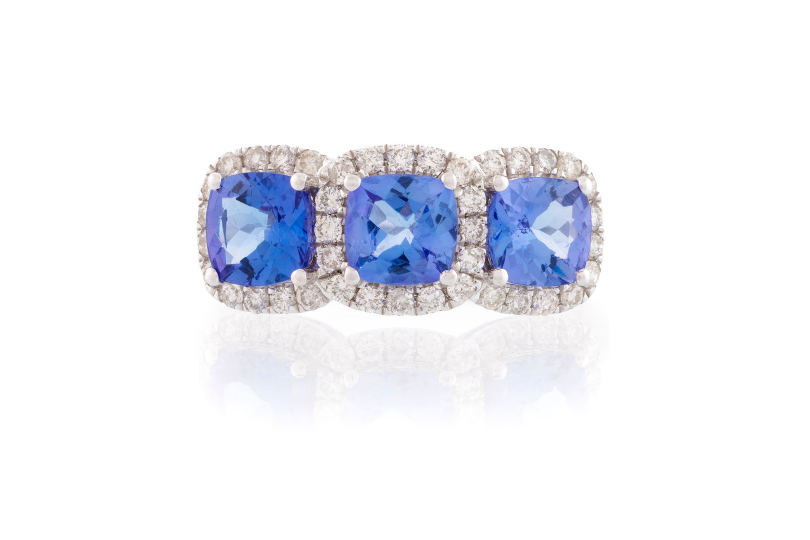Bague or gris 750 sertie de 3 tanzanites taille coussin entourées de diamants taille brillant, : Bague or gris 750 sertie de 3 tanzanites taille coussin entourées de diamants taille brillant, doigt 53-13 Condition Très bon état de conservation général. Quelques minuscules