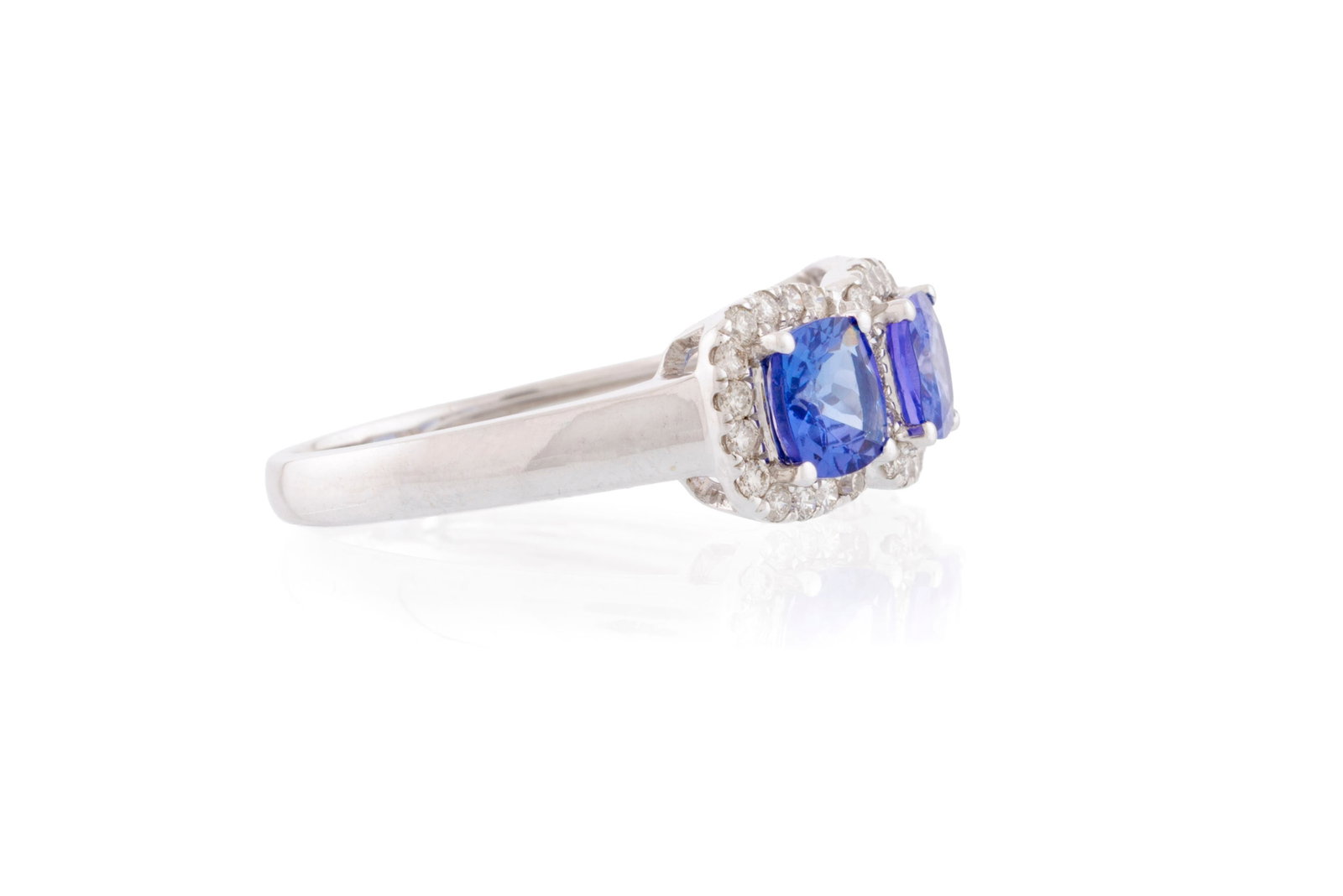 Bague or gris 750 sertie de 3 tanzanites taille coussin entourées de diamants taille brillant,  - 2