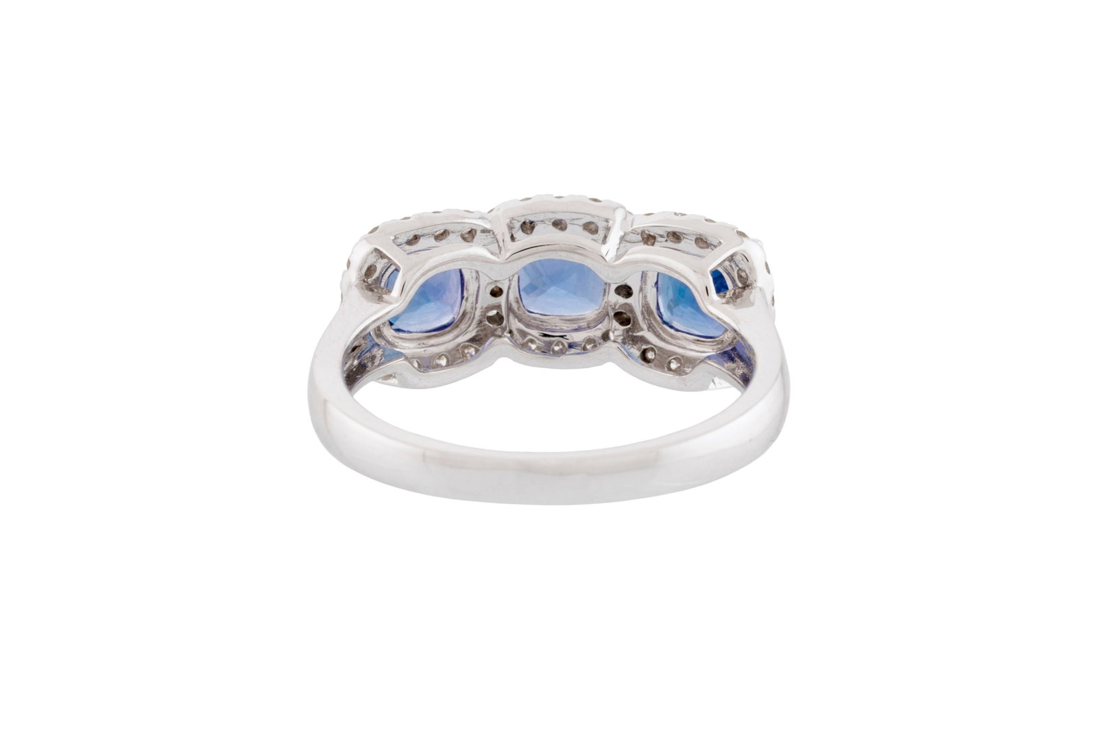 Bague or gris 750 sertie de 3 tanzanites taille coussin entourées de diamants taille brillant,  - 3