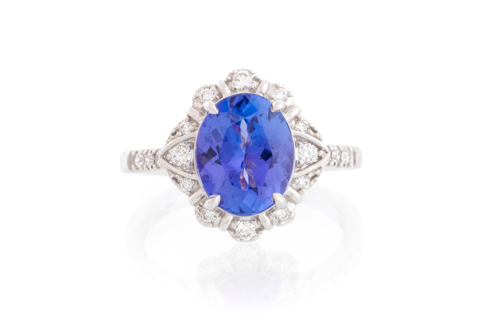 Bague or gris 750 sertie d'une tanzanite ovale entourée de diamants taille brillant, doigt 53-1: Bague or gris 750 sertie d'une tanzanite ovale entourée de diamants taille brillant, doigt 53-13 Condition Très bon état de conservation général.
