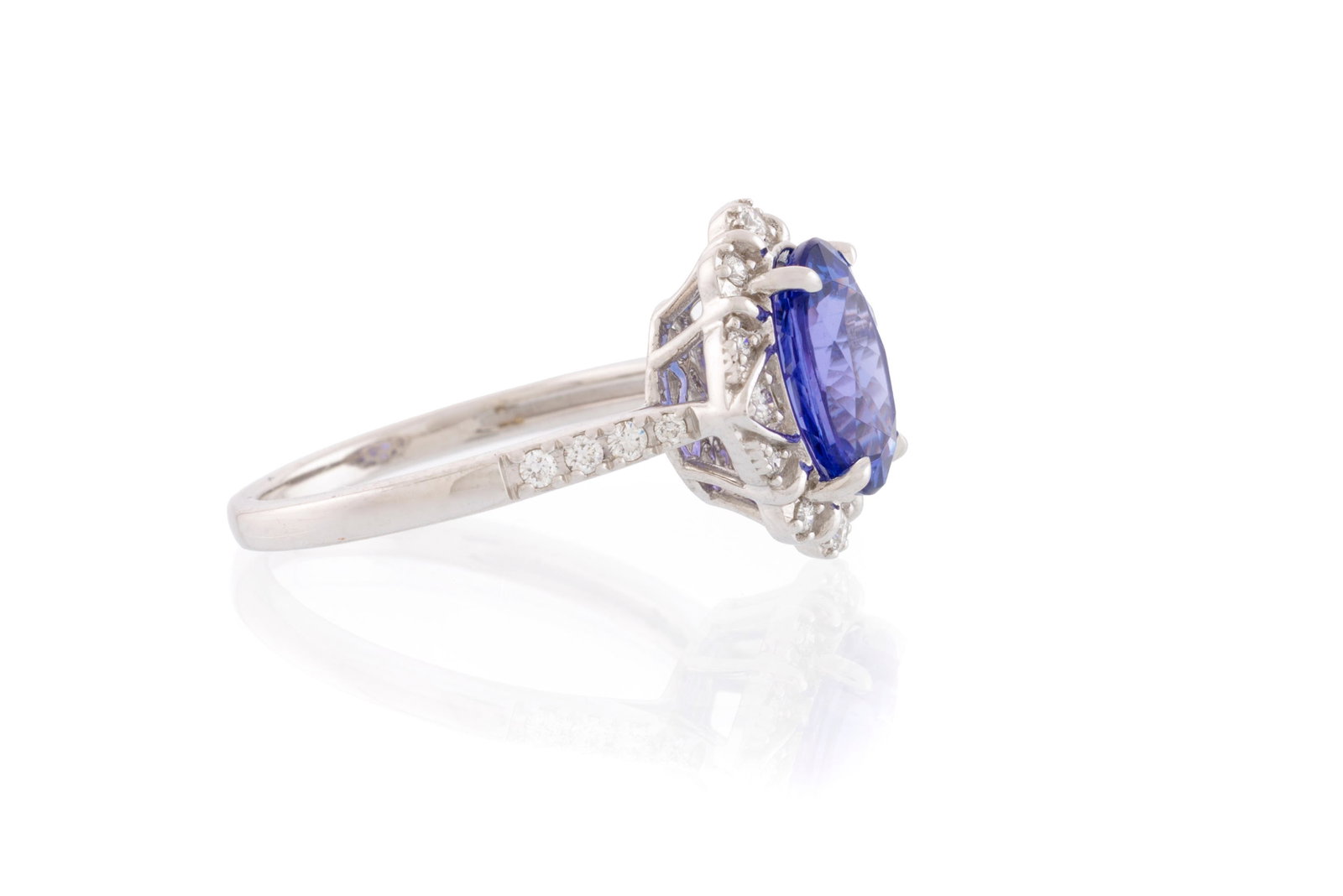 Bague or gris 750 sertie d'une tanzanite ovale entourée de diamants taille brillant, doigt 53-1 - 2