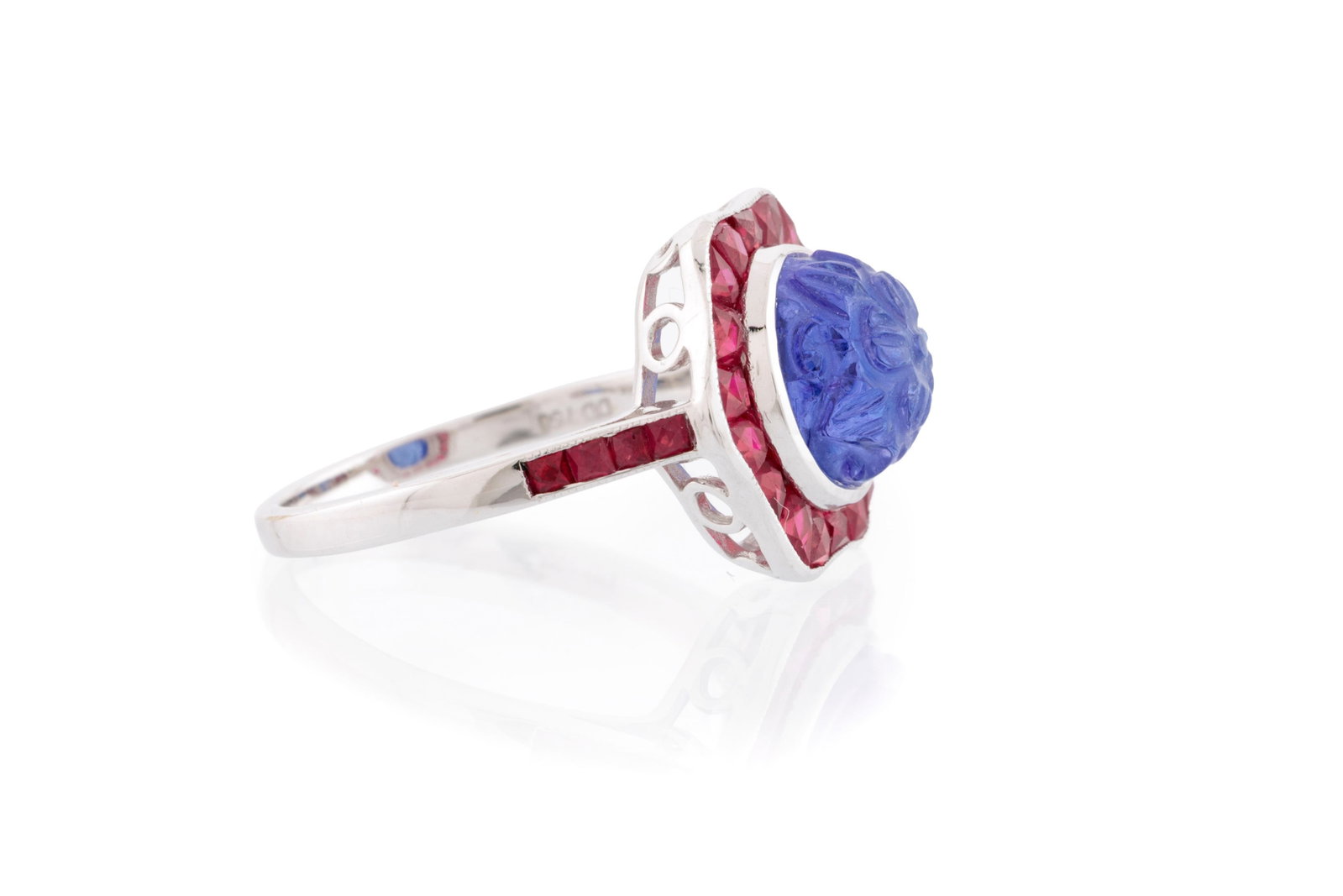 Bague or 750 sertie d'une tanzanite gravée d'un motif floral entourée de rubis calibré - 2