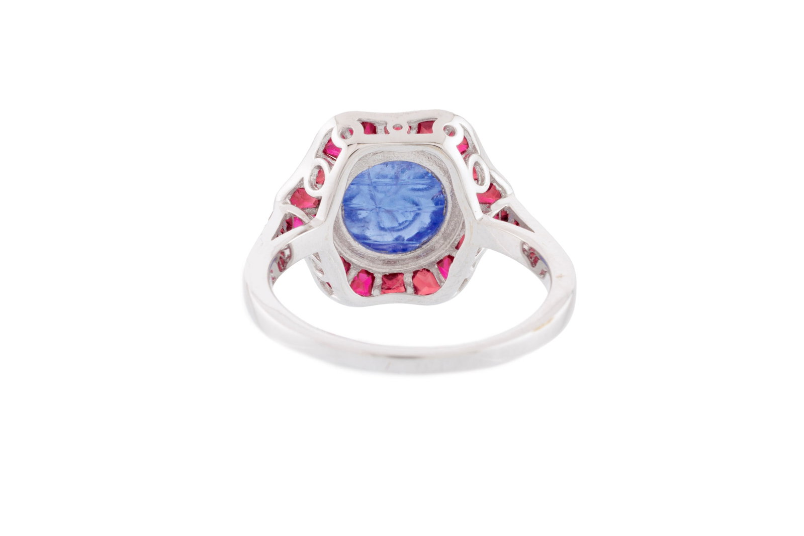Bague or 750 sertie d'une tanzanite gravée d'un motif floral entourée de rubis calibré - 3