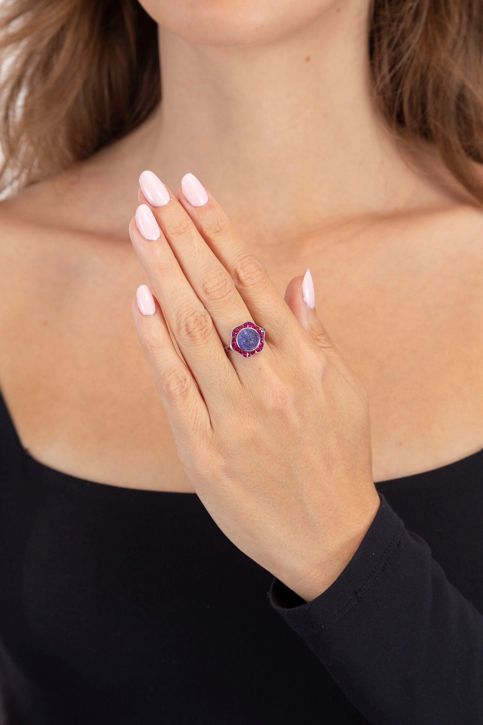 Bague or 750 sertie d'une tanzanite gravée d'un motif floral entourée de rubis calibré - 4