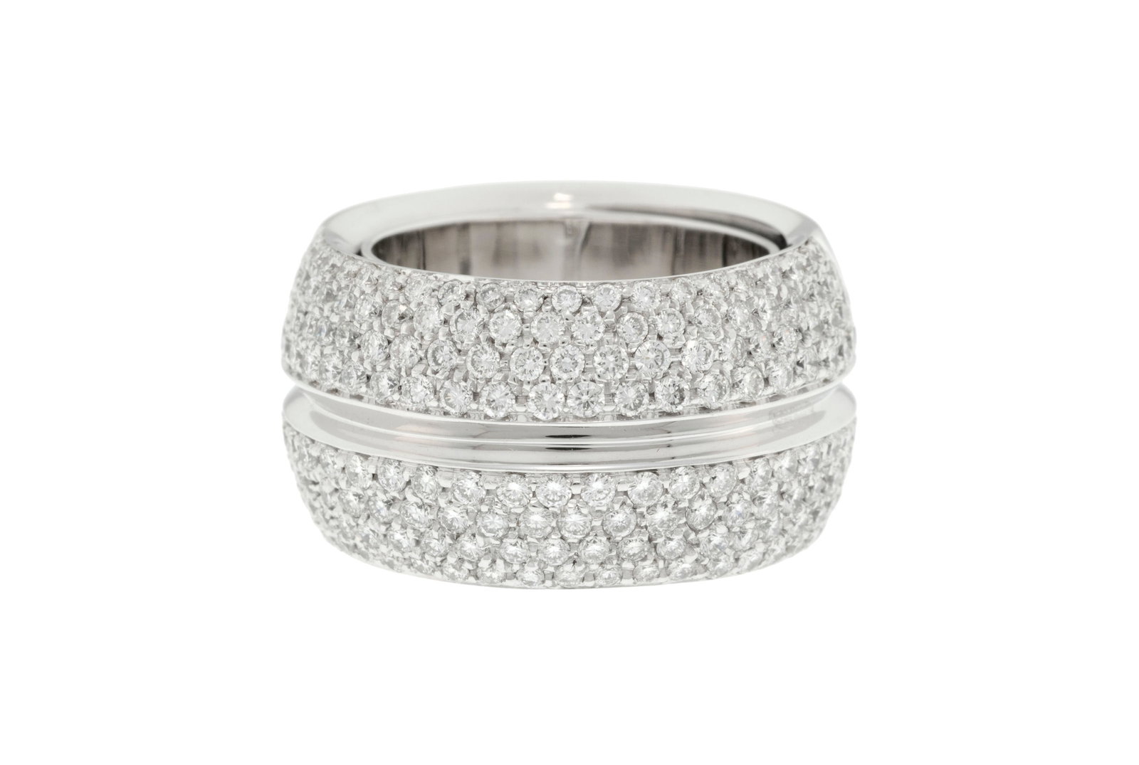 Bague or gris 750 traversée d'une rainure et pavée de diamants taille brillant, doigt 52-1: Bague or gris 750 traversée d'une rainure et pavée de diamants taille brillant, doigt 52-12, 15g Condition Très bon état de conservation général. Présence de micro