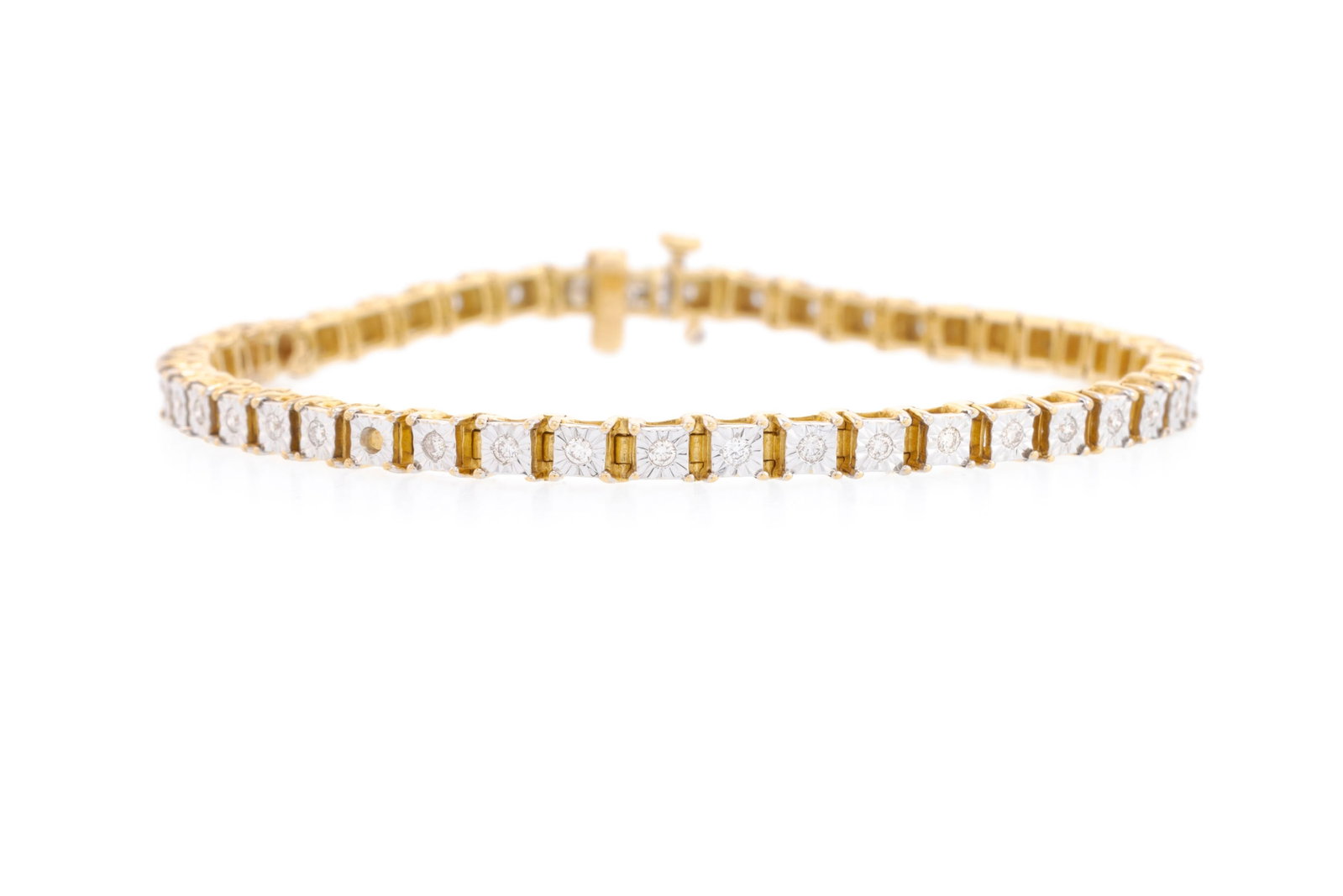 Bracelet rivière 2 ors 750 composé d'une suite de petits éléments carrés gr: Bracelet rivière 2 ors 750 composé d'une suite de petits éléments carrés gravés de motifs rayonnants centrant des diamants taille brillant, long. 18.5 cm, 12g Condition
