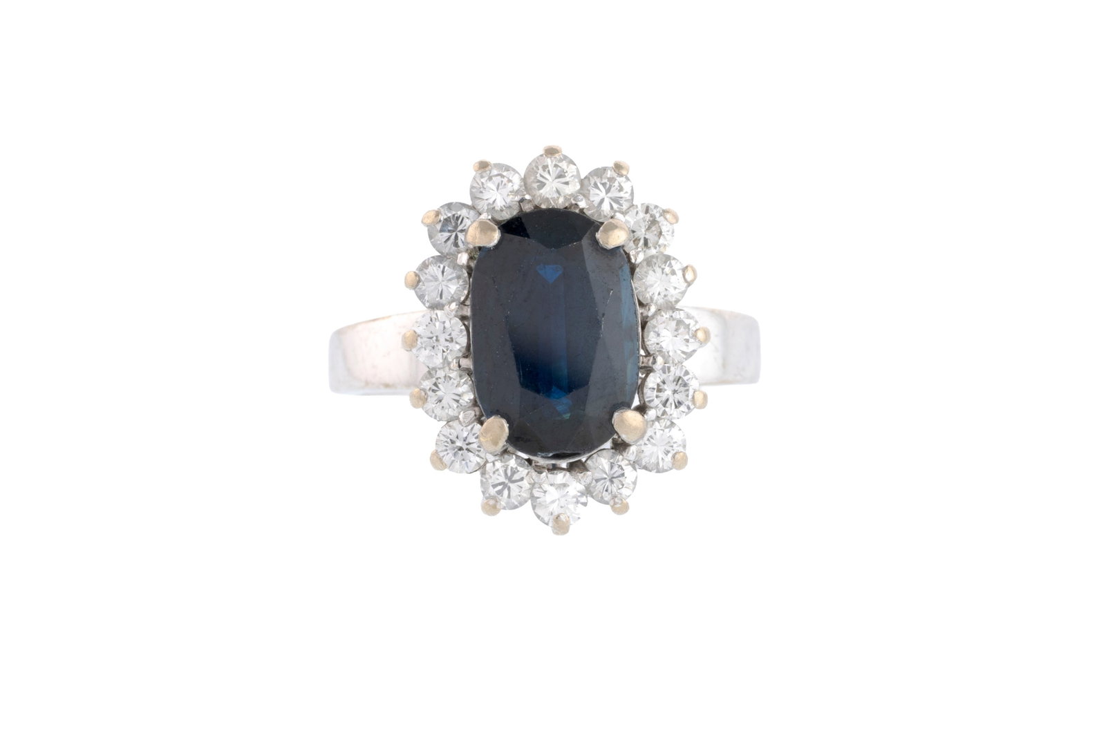 Bague or gris 750 sertie d'un saphir ovale entouré de diamants taille brillant, doigt 56-16, 8g: Bague or gris 750 sertie d'un saphir ovale entouré de diamants taille brillant, doigt 56-16, 8g Condition Monture: Bon état de conservation général. Présence de rayures et