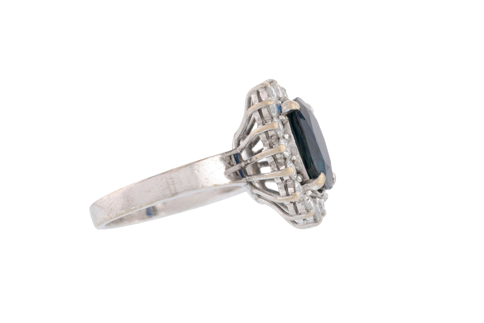 Bague or gris 750 sertie d'un saphir ovale entouré de diamants taille brillant, doigt 56-16, 8g - 2