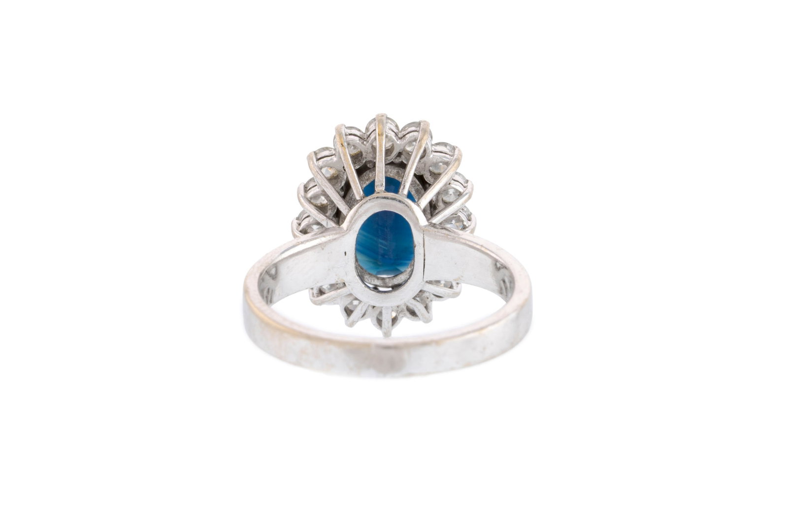Bague or gris 750 sertie d'un saphir ovale entouré de diamants taille brillant, doigt 56-16, 8g - 3
