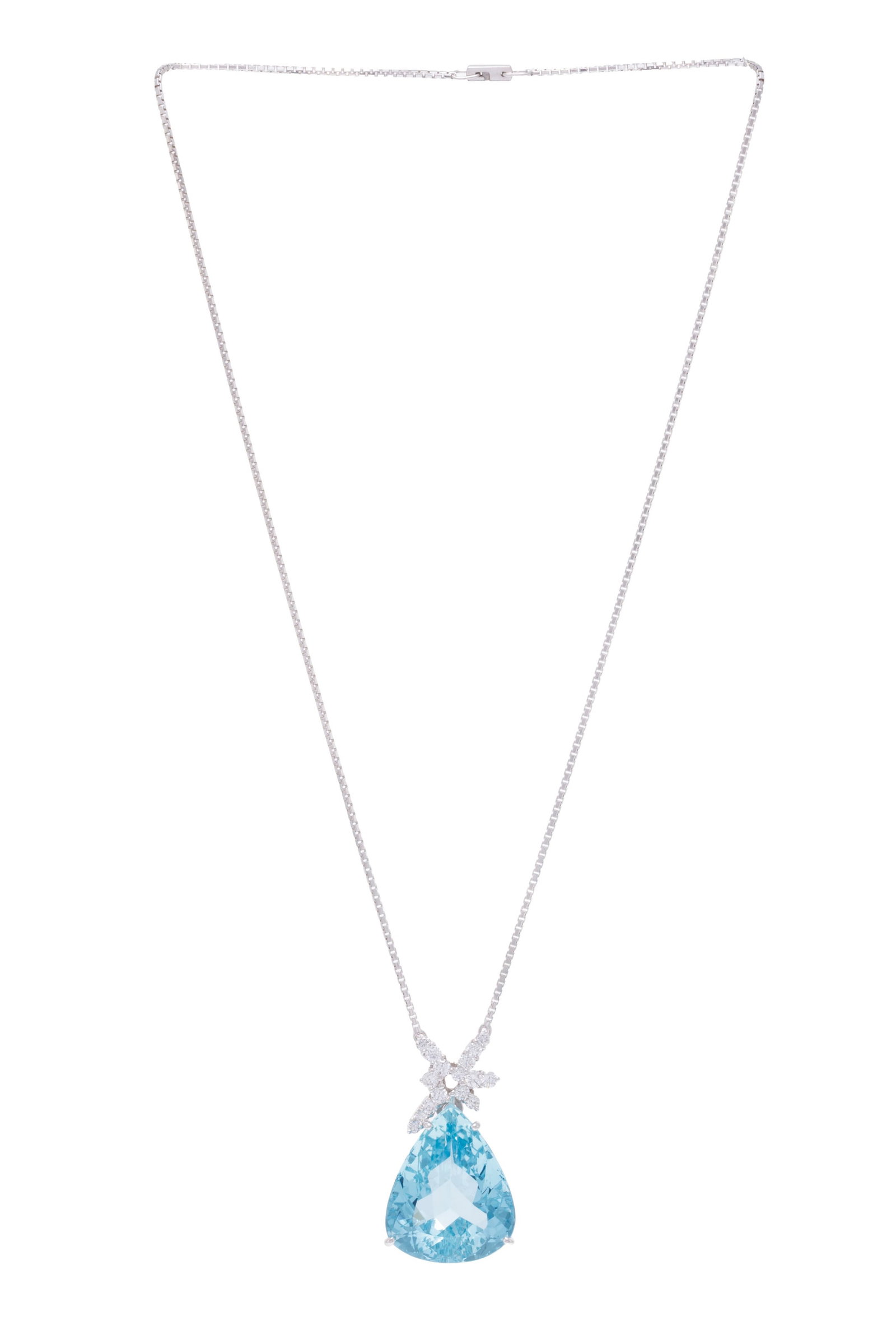 Collier or gris 750 serti d'une aigue-marine (env. 40,50 ct) taille goutte rehaussée de diamant: Collier or gris 750 serti d'une aigue-marine (env. 40,50 ct) taille goutte rehaussée de diamants taille brillant, chaîne à maille vénitienne, h. pendentif 4 cm, long. collier 46 cm