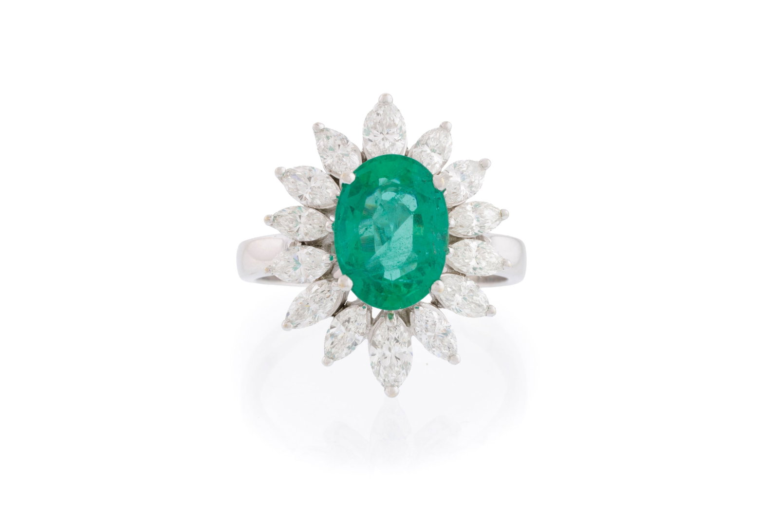 Bague or gris 750 sertie d'une émeraude taille ovale entourée de diamants taille marquise,: Bague or gris 750 sertie d'une émeraude taille ovale entourée de diamants taille marquise, doigt 56-16 Condition Bon état de conservation général Présence de micro