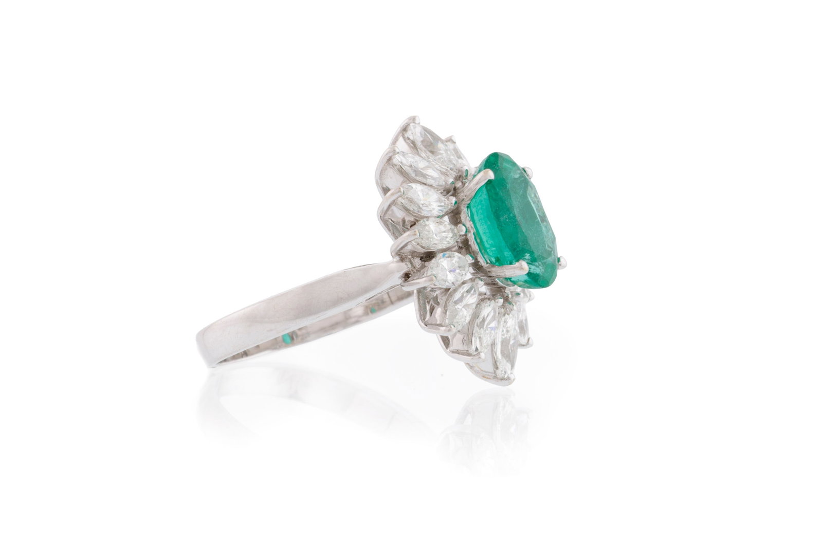 Bague or gris 750 sertie d'une émeraude taille ovale entourée de diamants taille marquise, - 2