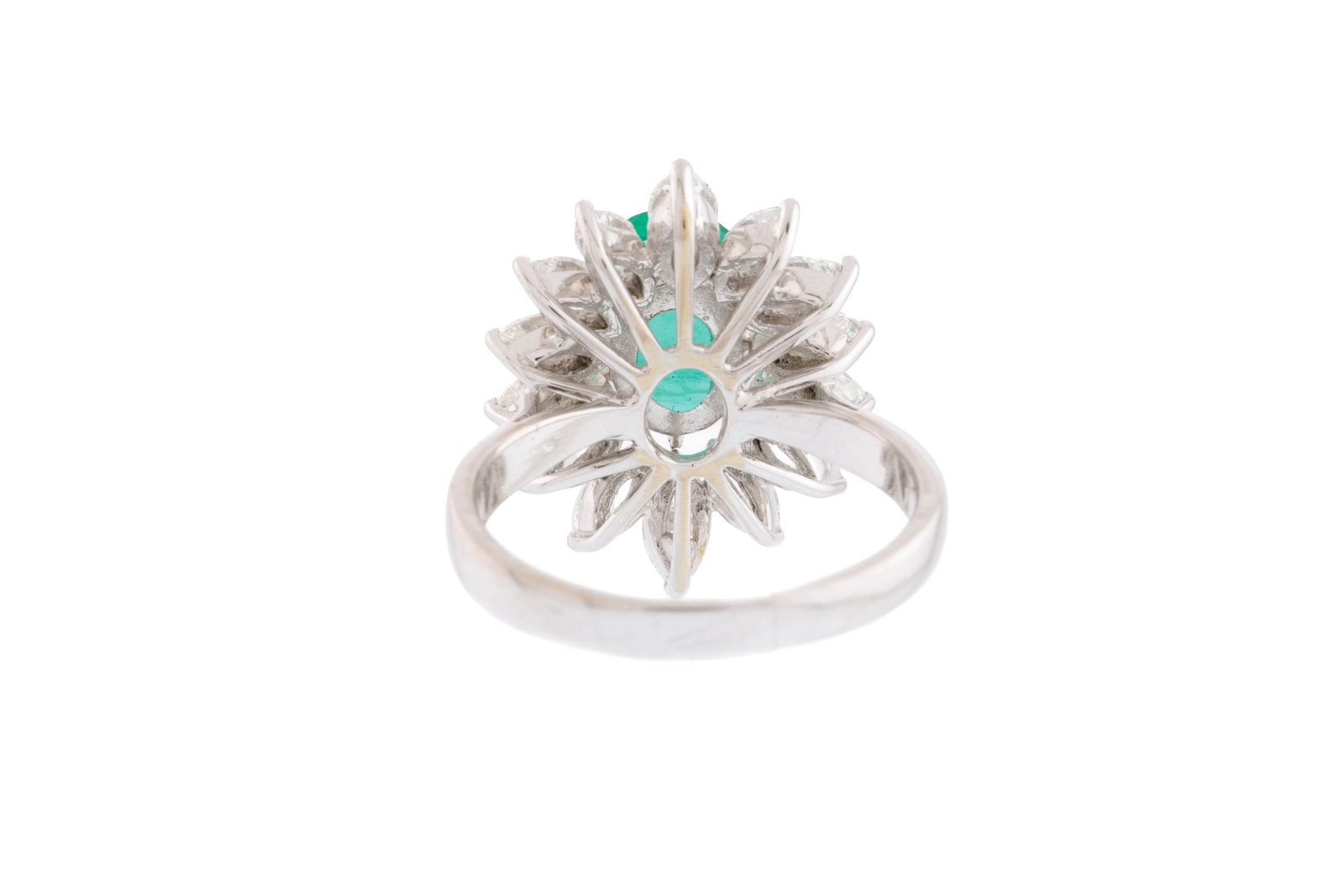 Bague or gris 750 sertie d'une émeraude taille ovale entourée de diamants taille marquise, - 3