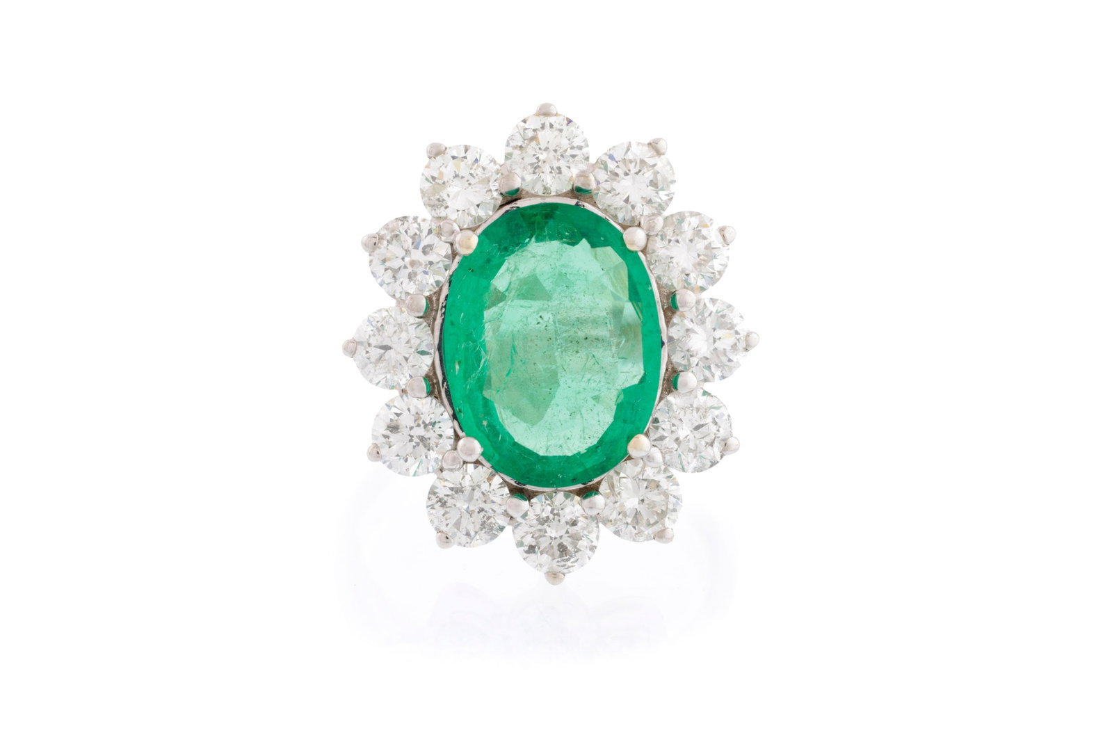 Bague or gris 750 sertie d'une émeraude (env. 3.60 ct) taille ovale entourée de diamants t: Bague or gris 750 sertie d'une émeraude (env. 3.60 ct) taille ovale entourée de diamants taille brillant, doigt 56-16 Condition Bon état de conservation général Présence