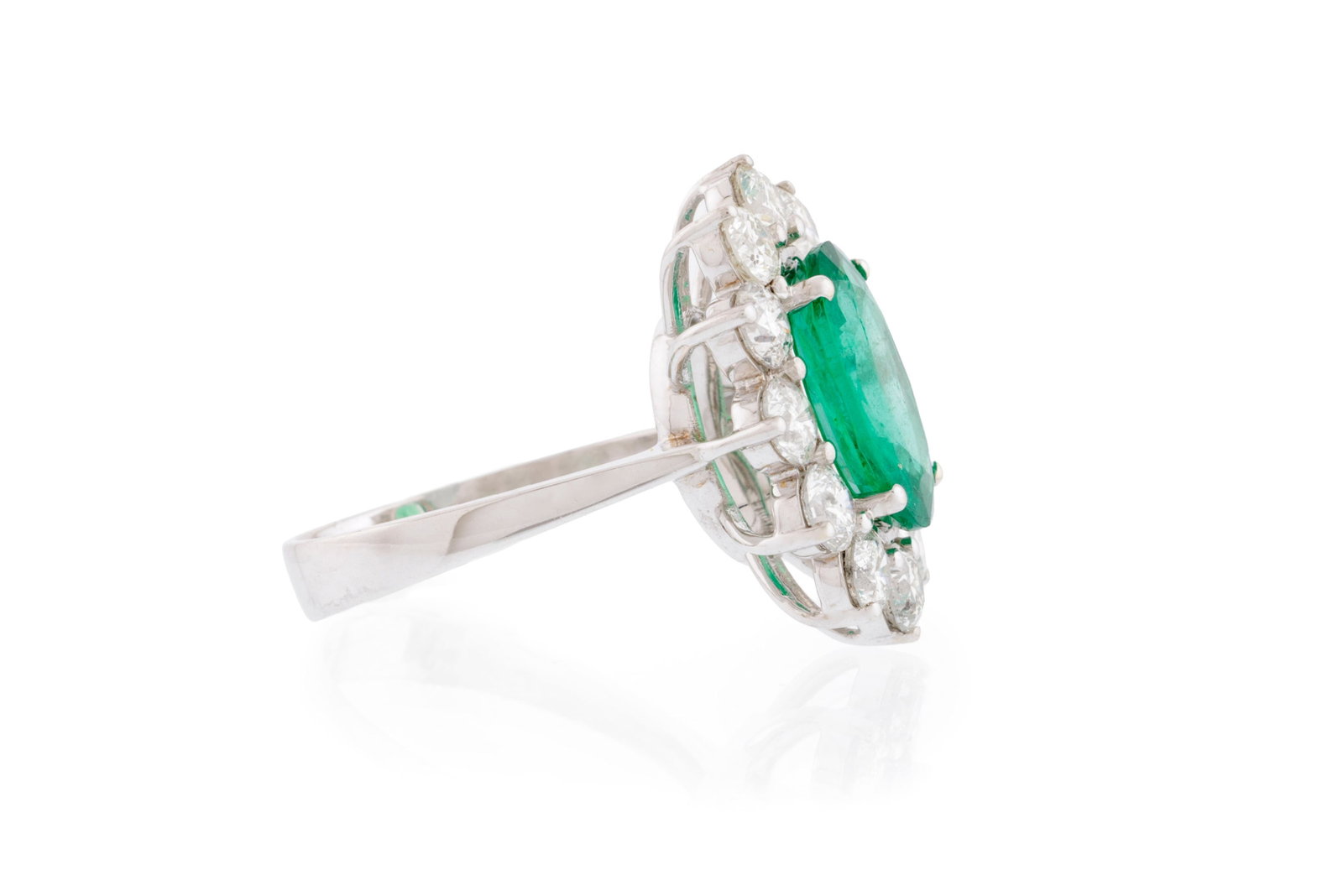 Bague or gris 750 sertie d'une émeraude (env. 3.60 ct) taille ovale entourée de diamants t - 2