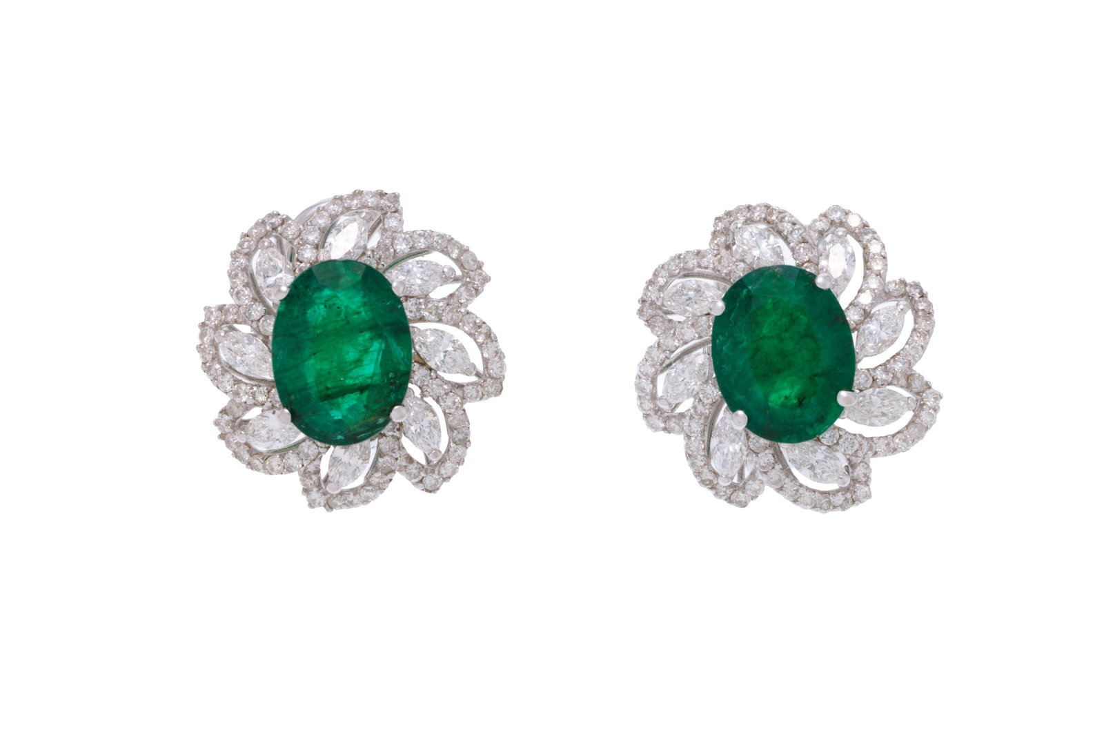 Paire de boucles d’oreilles or gris 750 serties d'émeraudes taille ovale entourées d: Paire de boucles d’oreilles or gris 750 serties d'émeraudes taille ovale entourées de diamants taille marquise et taille brillant, h. 2 cm Condition Bon état de conservation