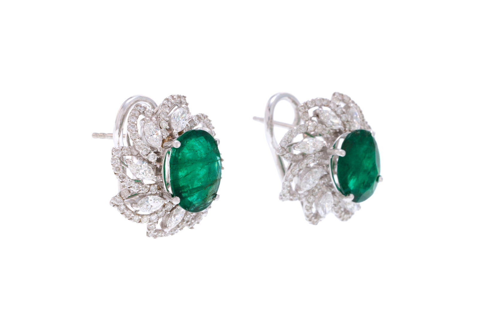 Paire de boucles d’oreilles or gris 750 serties d'émeraudes taille ovale entourées d - 2