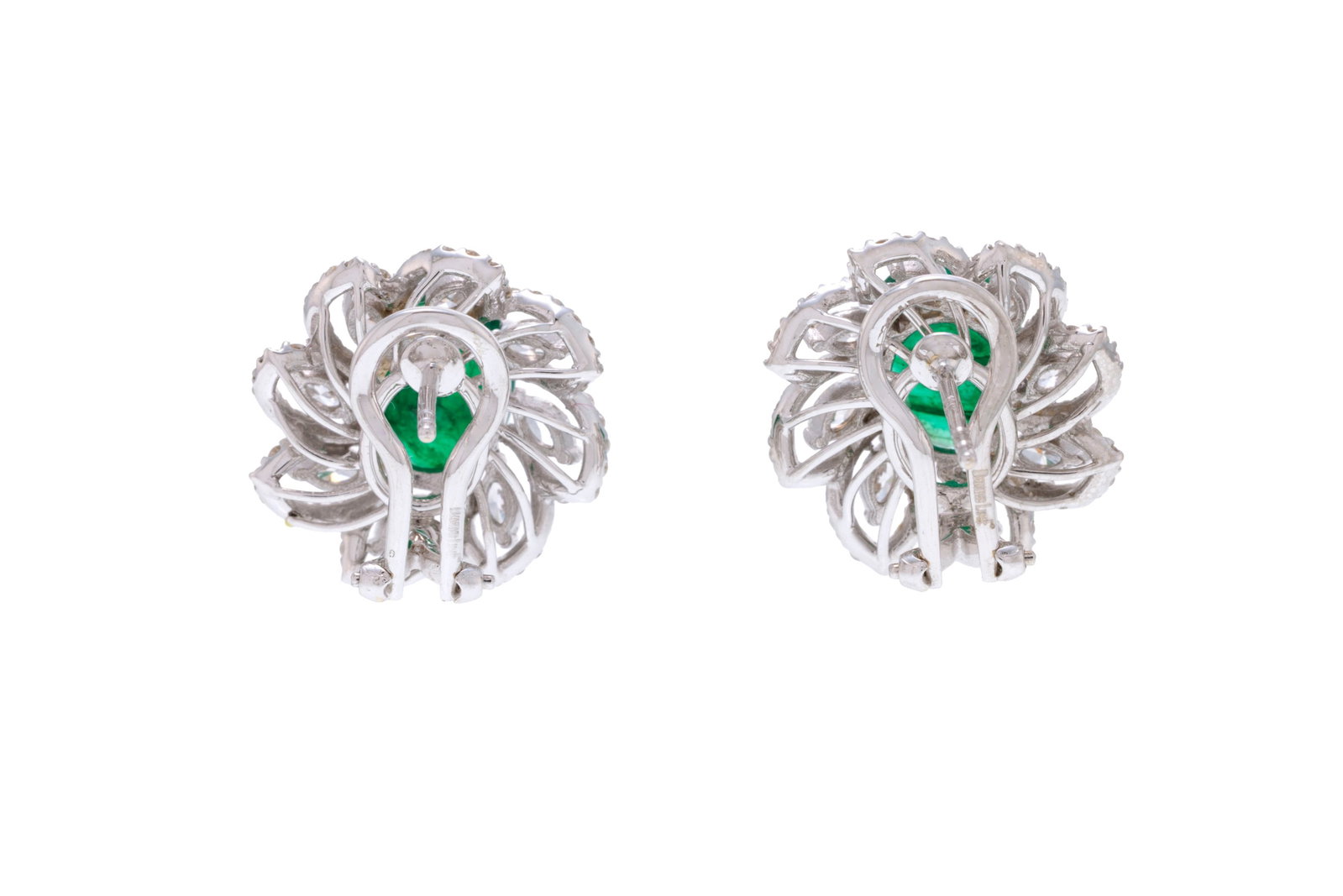 Paire de boucles d’oreilles or gris 750 serties d'émeraudes taille ovale entourées d - 3