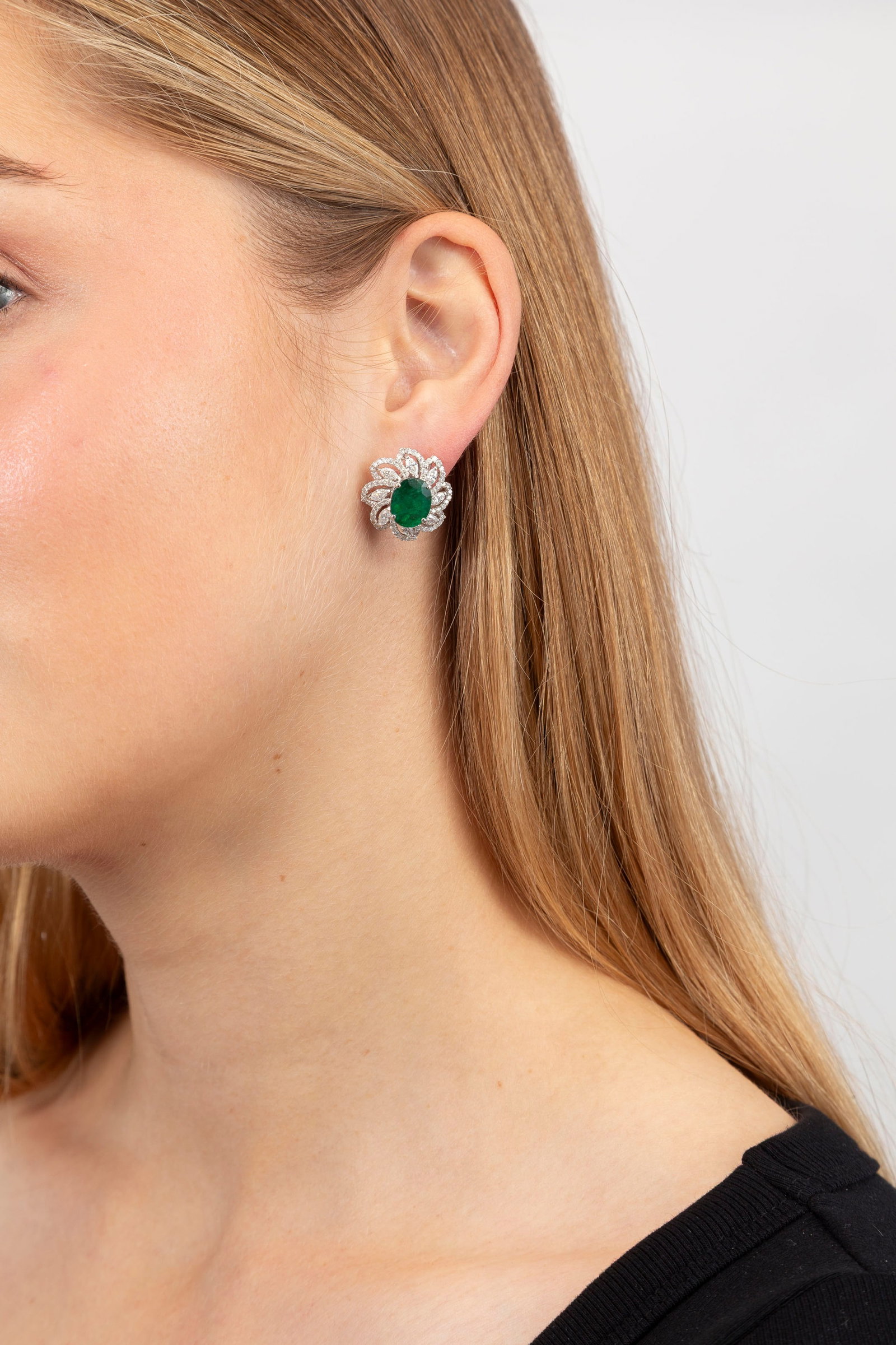 Paire de boucles d’oreilles or gris 750 serties d'émeraudes taille ovale entourées d - 4