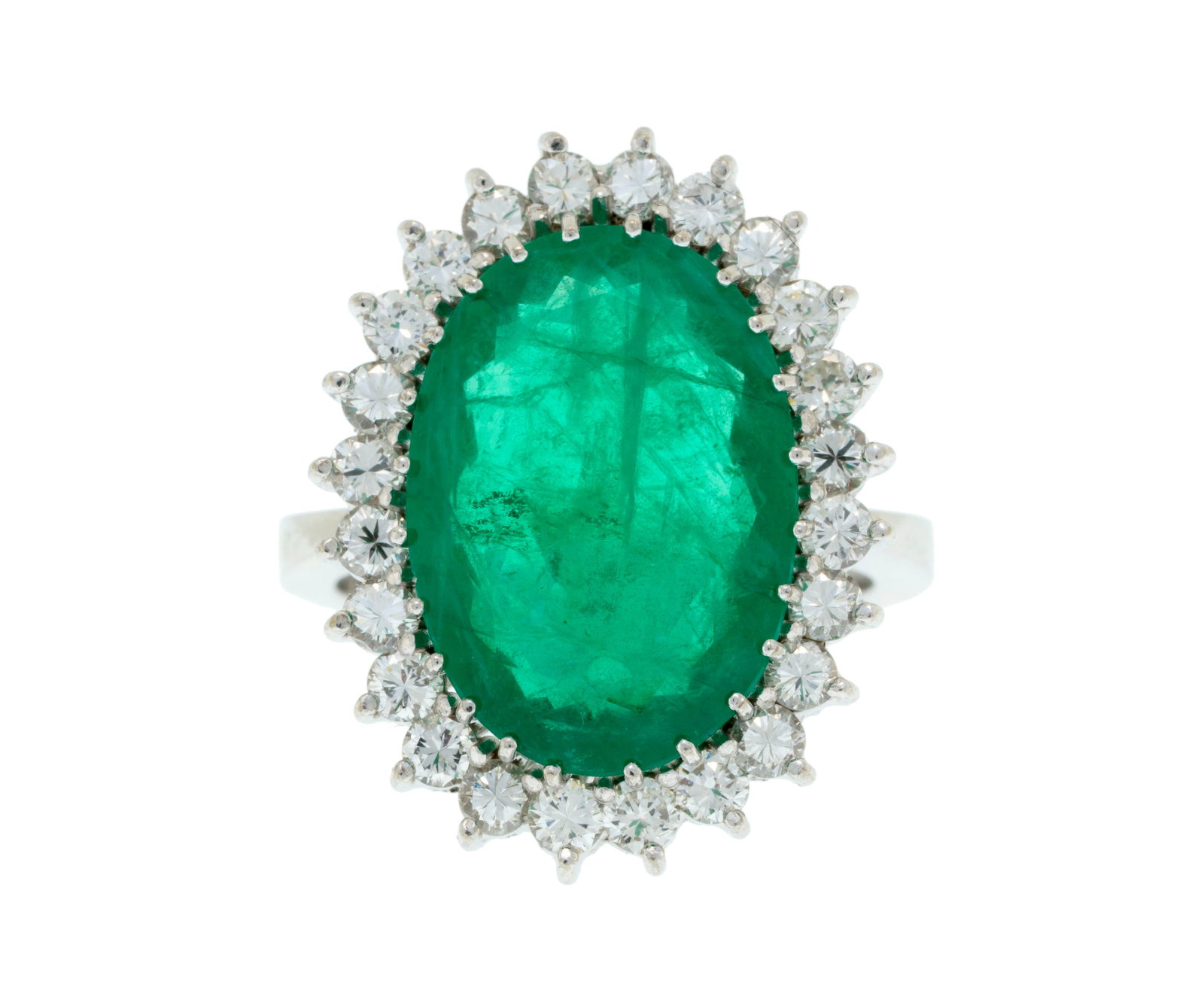 Bague or gris 750 sertie d'une émeraude ovale entourée de diamants taille brillant, doigt : Bague or gris 750 sertie d'une émeraude ovale entourée de diamants taille brillant, doigt 53-13, 7g Condition Monture: Bon état de conservation général. Présence de
