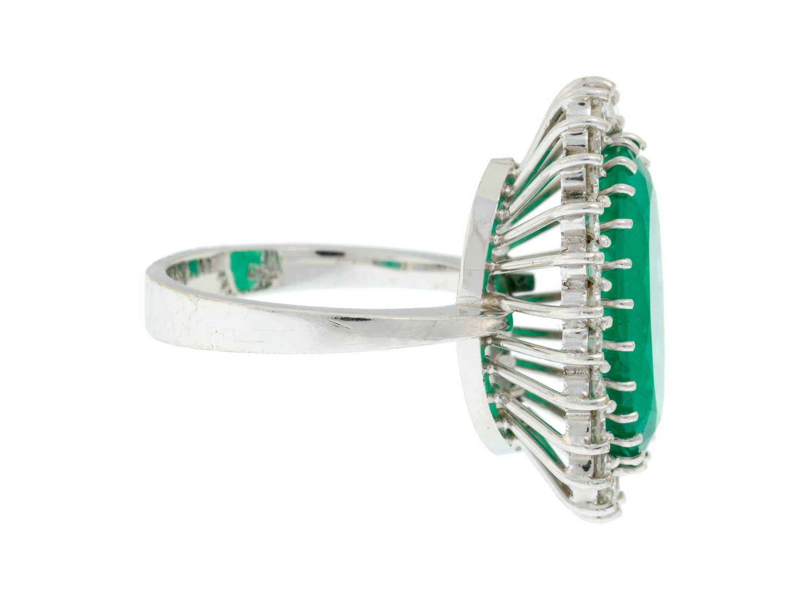 Bague or gris 750 sertie d'une émeraude ovale (env. 5.3 cts) entourée de diamants taille b - 2