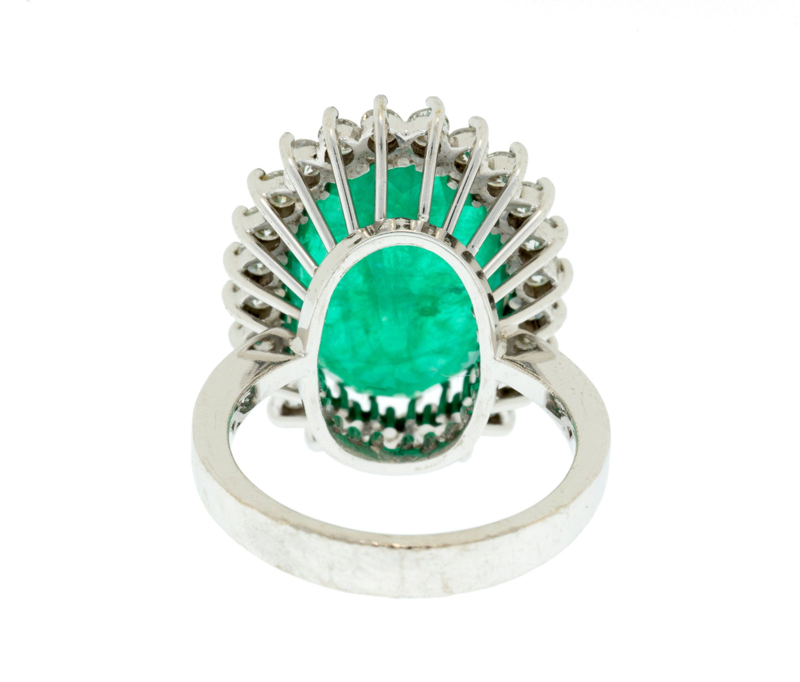 Bague or gris 750 sertie d'une émeraude ovale (env. 5.3 cts) entourée de diamants taille b - 3