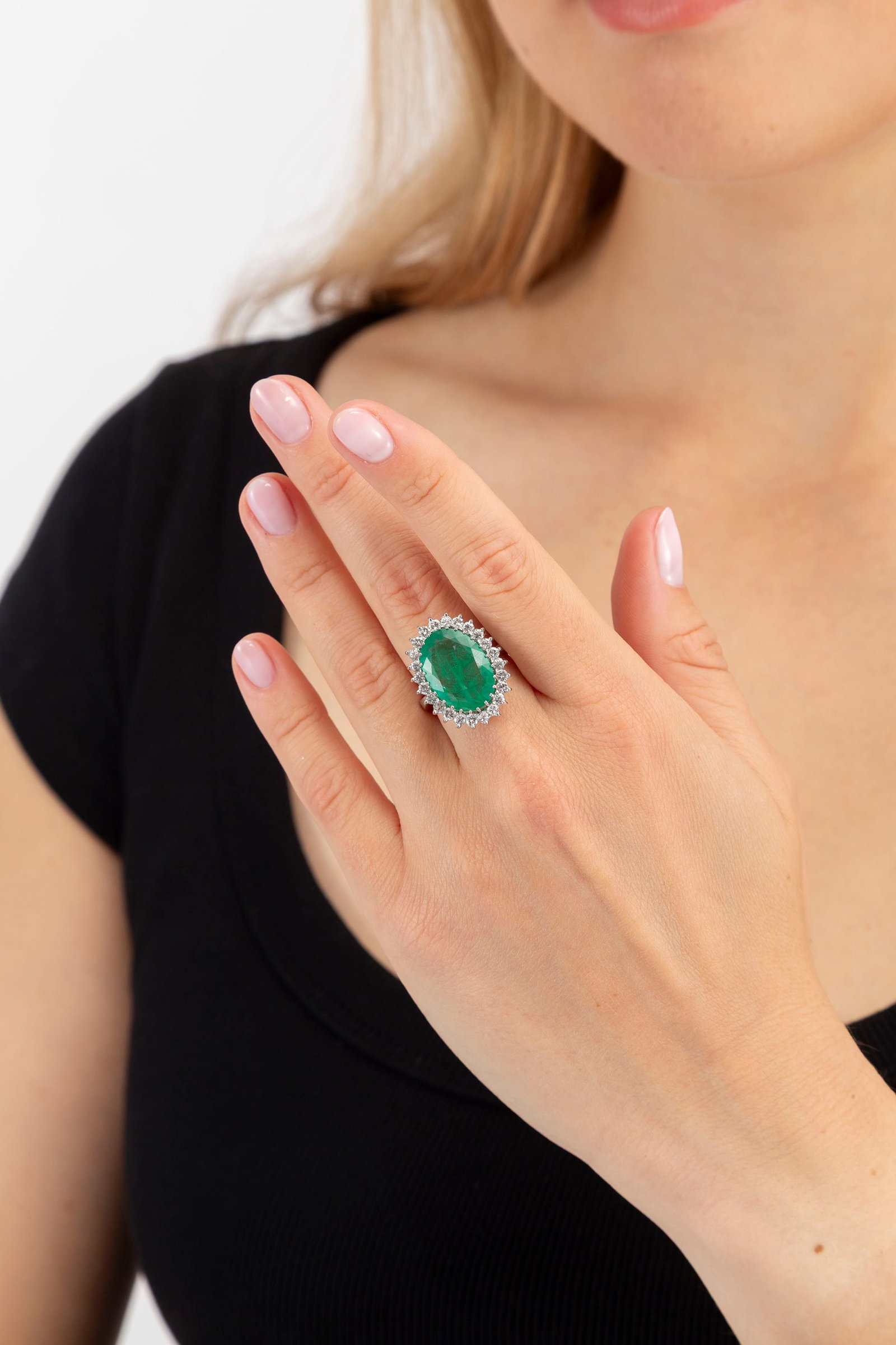 Bague or gris 750 sertie d'une émeraude ovale (env. 5.3 cts) entourée de diamants taille b - 4