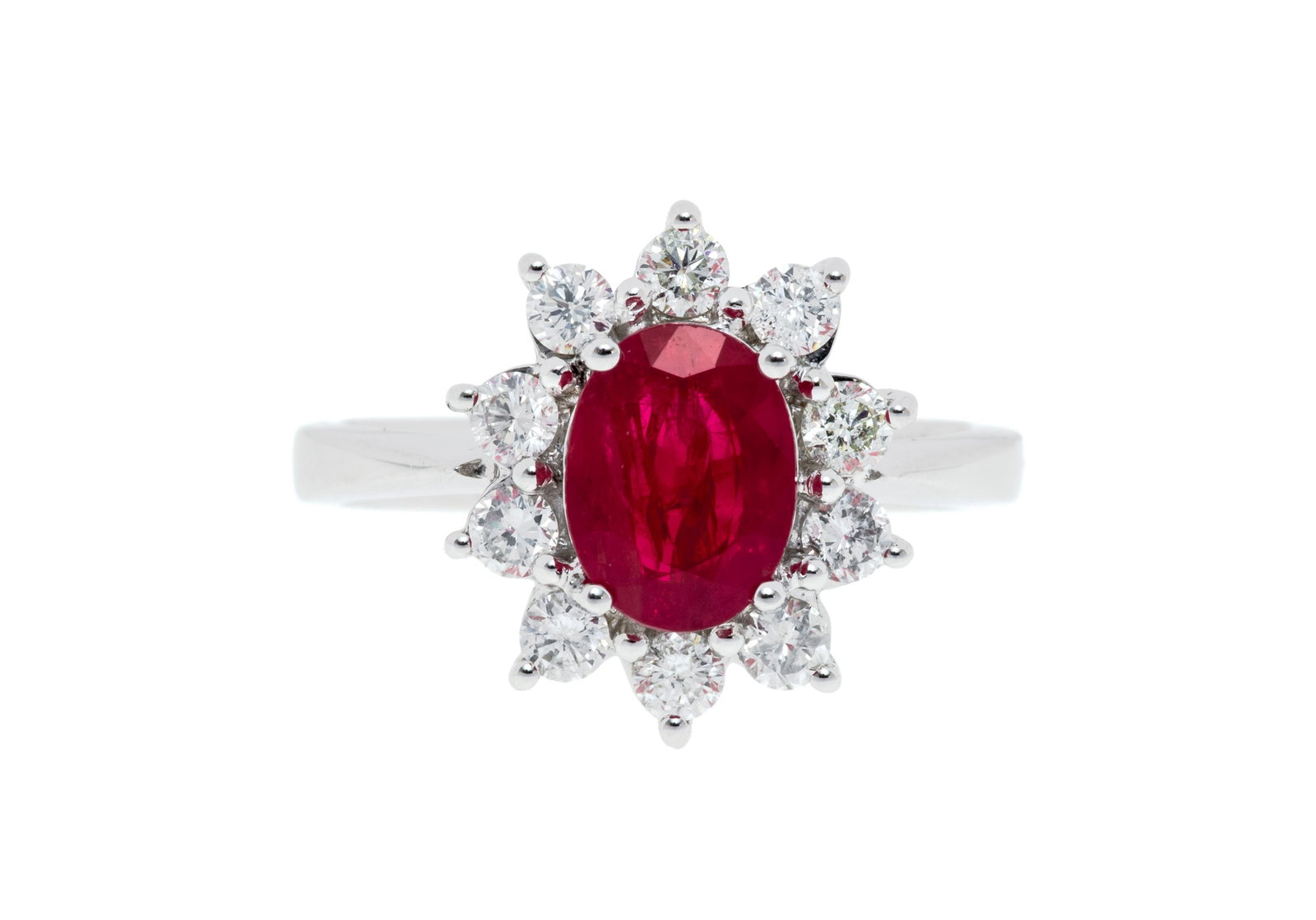 Bague or gris 750 sertie d'un rubis ovale (env. 2 cts) entouré de diamants taille brillant, doi: Bague or gris 750 sertie d'un rubis ovale (env. 2 cts) entouré de diamants taille brillant, doigt 54-14 Condition Très bon état de conservation général.