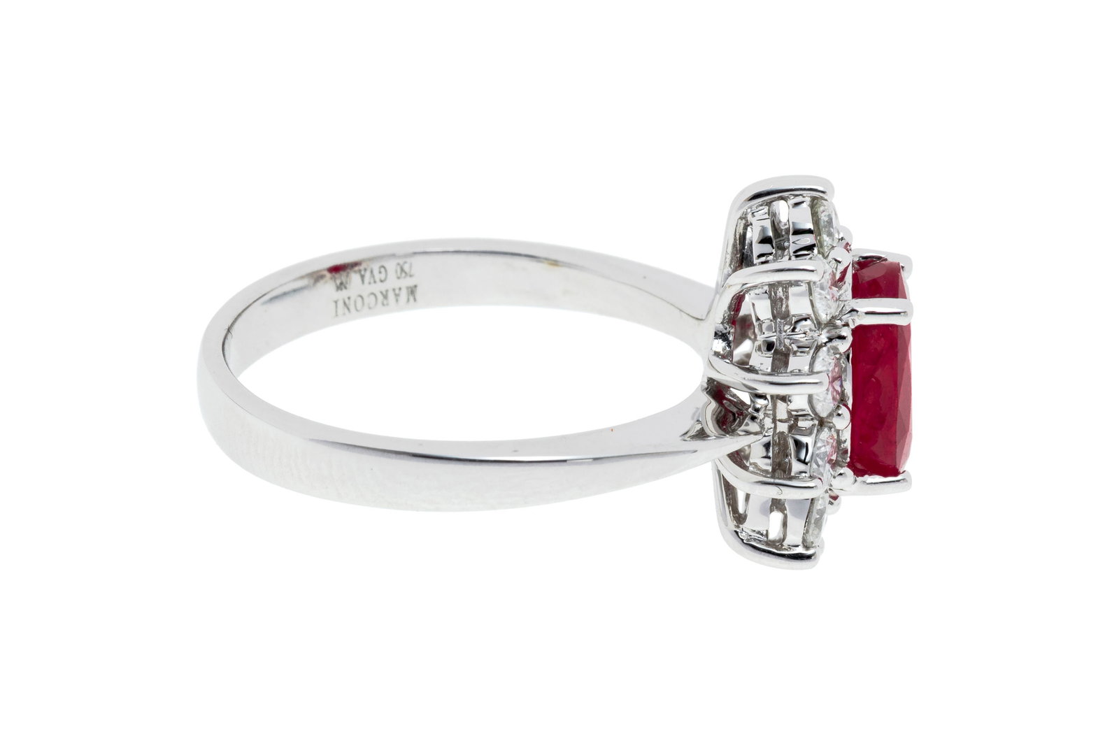 Bague or gris 750 sertie d'un rubis ovale (env. 2 cts) entouré de diamants taille brillant, doi - 2