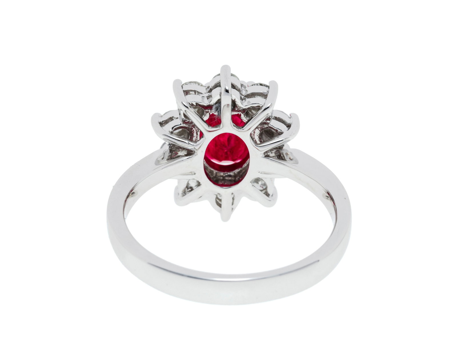 Bague or gris 750 sertie d'un rubis ovale (env. 2 cts) entouré de diamants taille brillant, doi - 3