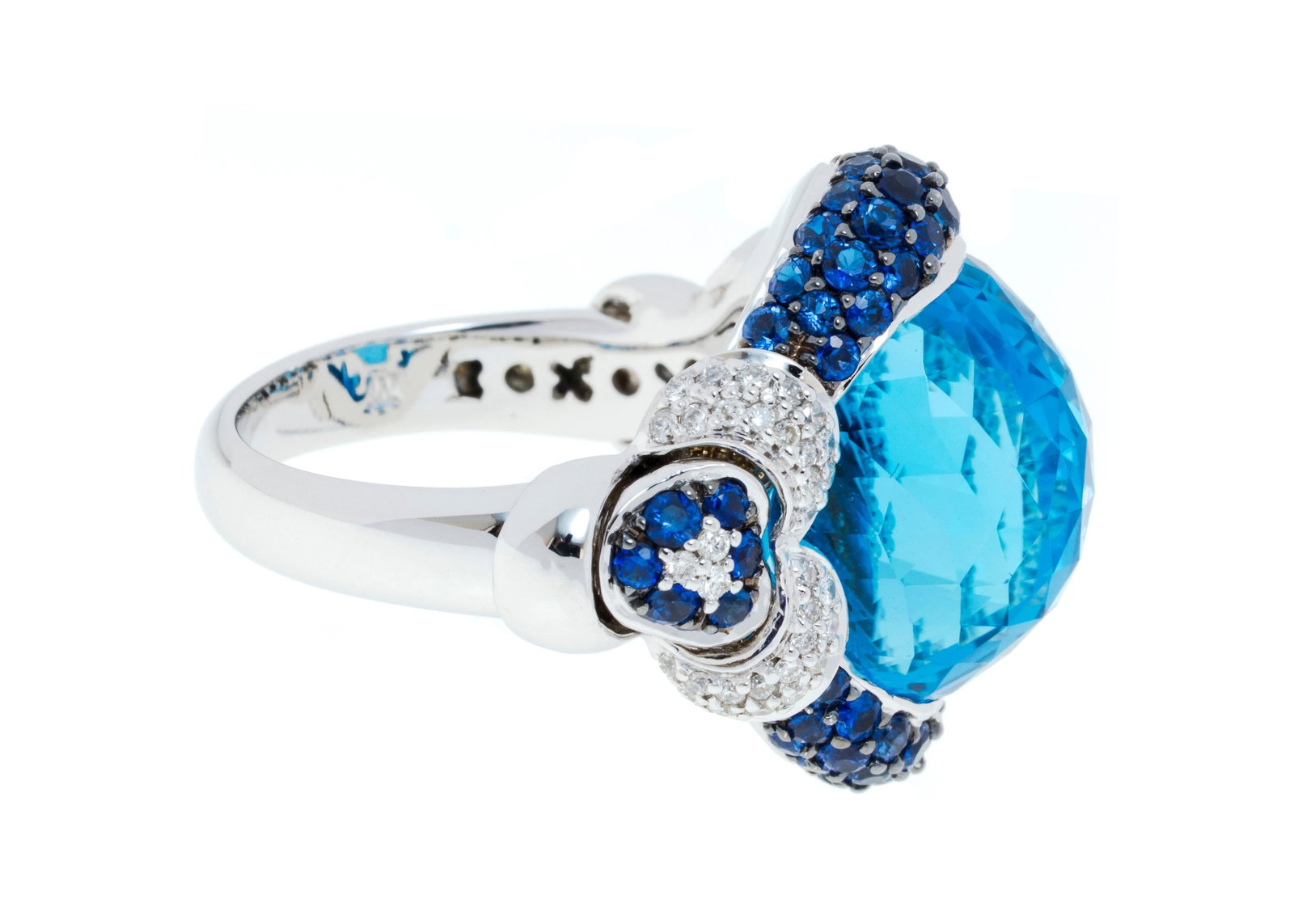Bague or gris 750 sertie d'une topaze facettée entourée de saphirs et de diamants taille b - 2