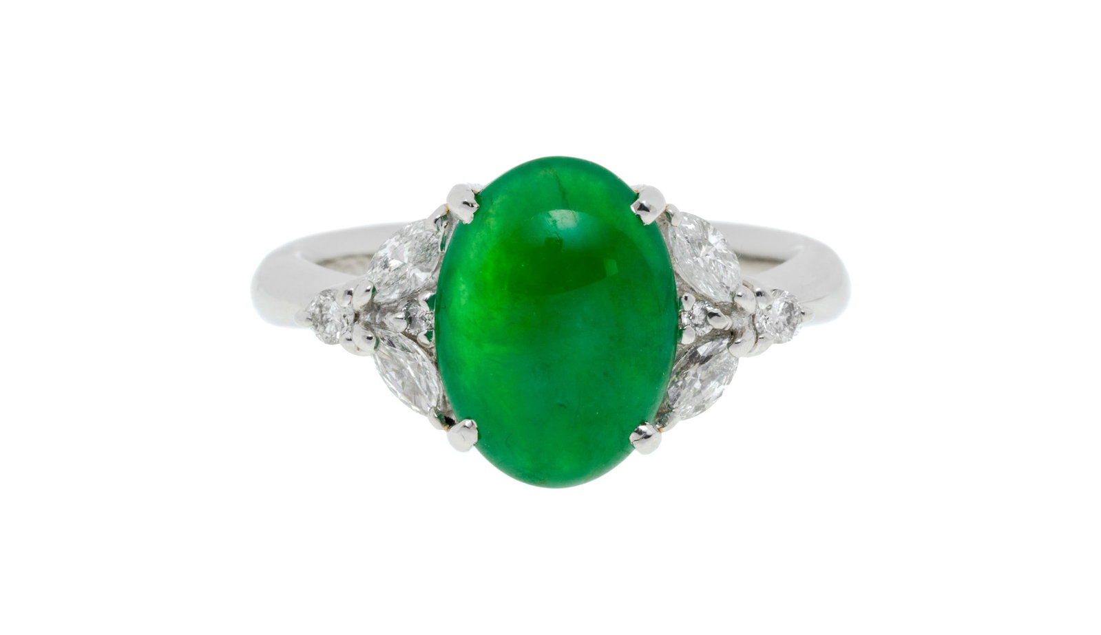 Bague platine sertie d'un cabochon de jadéite épaulé de diamants taille marquise et b: Bague platine sertie d'un cabochon de jadéite épaulé de diamants taille marquise et brillant, doigt 52-12 Condition Très bon état général. Deux petites marques au