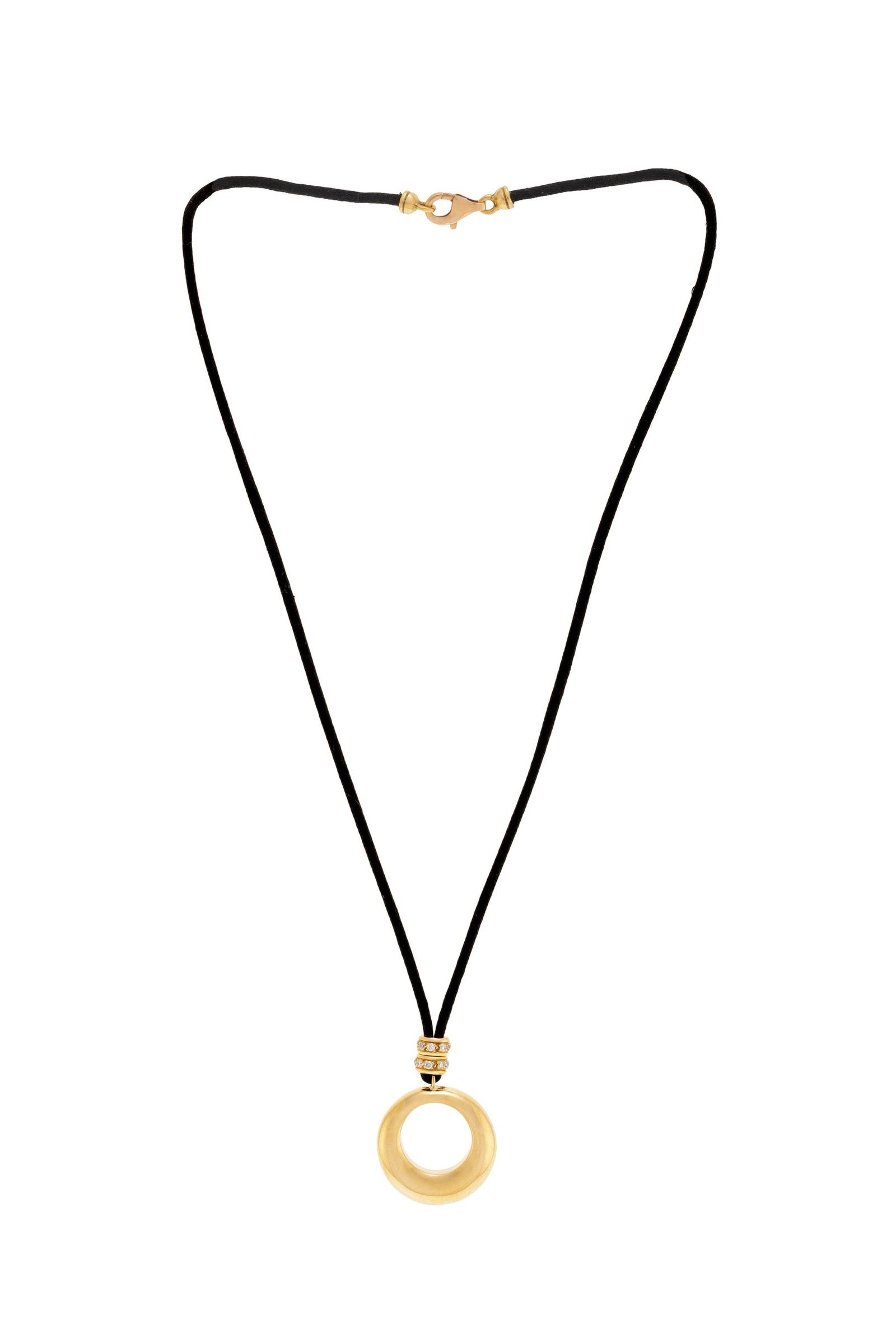 Chaumet, collier composé d'un cordon en tissu noir retenant des éléments en or 750 do: Chaumet, collier composé d'un cordon en tissu noir retenant des éléments en or 750 dont deux coulissants sertis de diamants taille brillant, signé, long. 47.5 cm Condition Bon