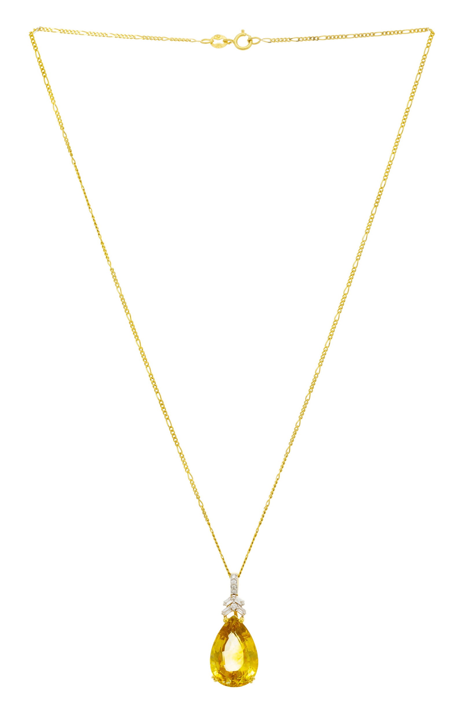 Pendentif or 750 serti d'un saphir jaune piriforme (env. 14 cts) surmonté de diamants taille br: Pendentif or 750 serti d'un saphir jaune piriforme (env. 14 cts) surmonté de diamants taille brillant et baguette, sur une chaîne en or 750 à maille figaro, h. 2.8 cm, long. 39 cm