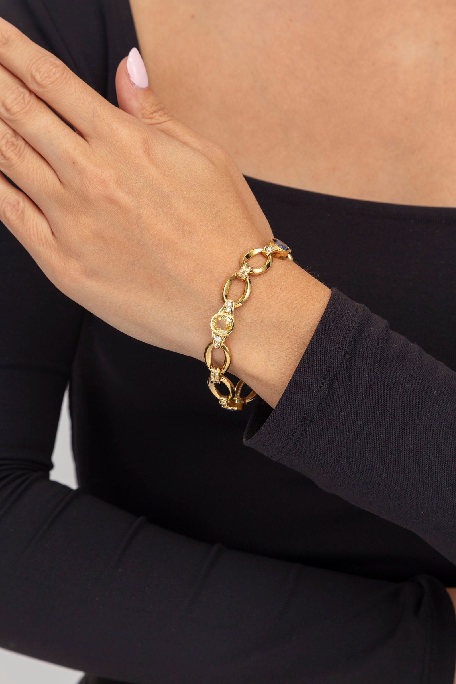Bracelet or 750 à maillons ovales alternés d'éléments sertis de diamants taille  - 4