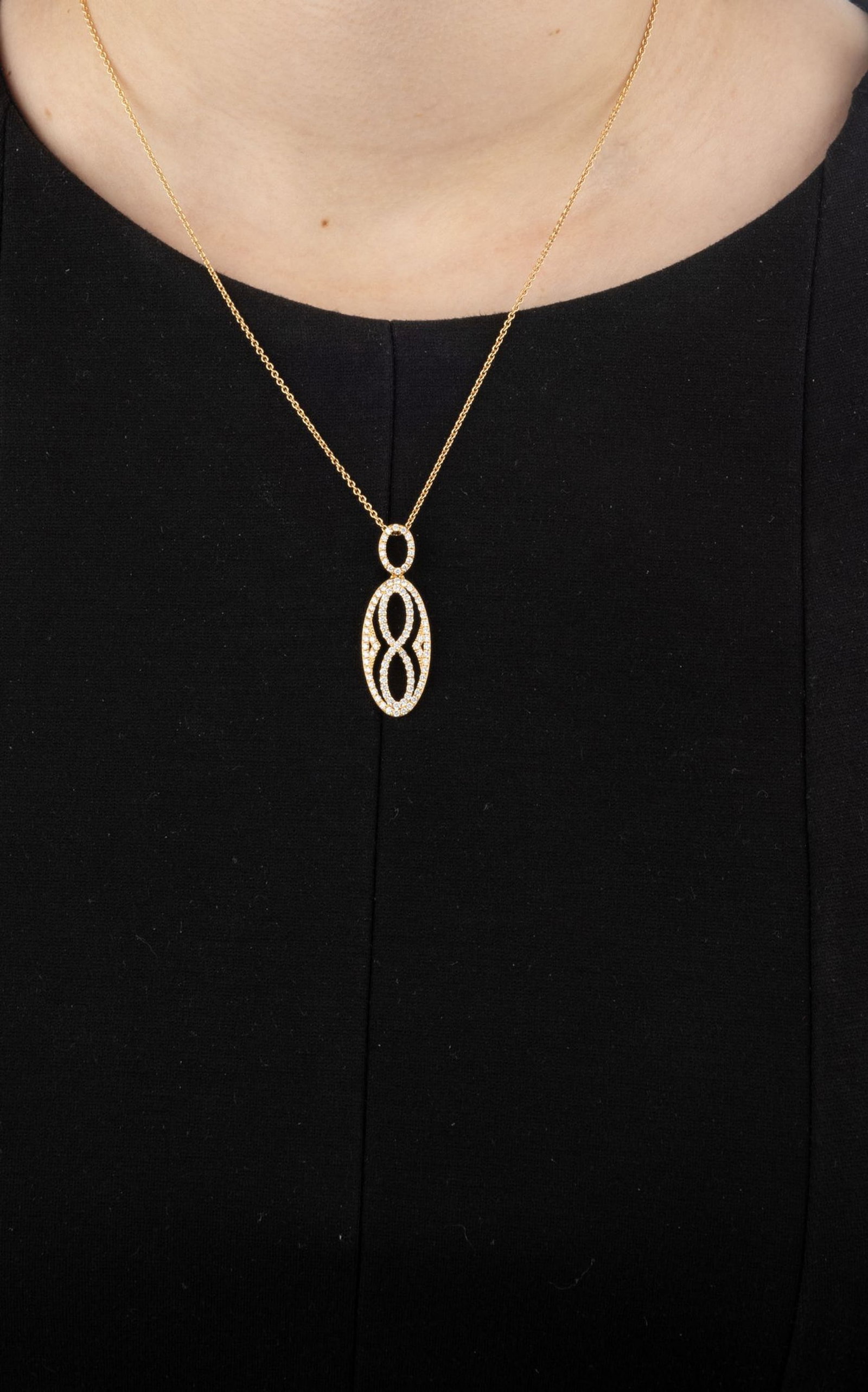 Bucherer, pendentif or 750 ajouré du symbole de l'infini serti de diamants taille brillant, sur - 4