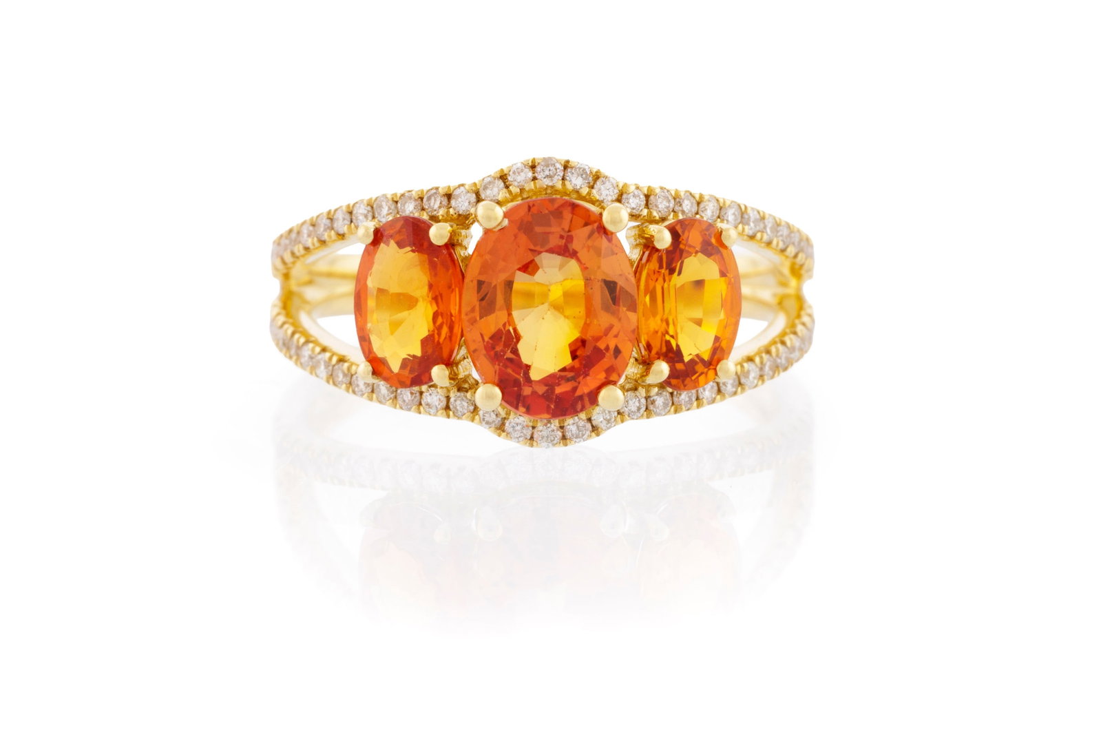 Bague or 750 sertie de trois saphirs oranges ovales entre deux lignes de diamants taille brillant, d: Bague or 750 sertie de trois saphirs oranges ovales entre deux lignes de diamants taille brillant, doigt 53-13 Condition Très bon état de conservation général.
