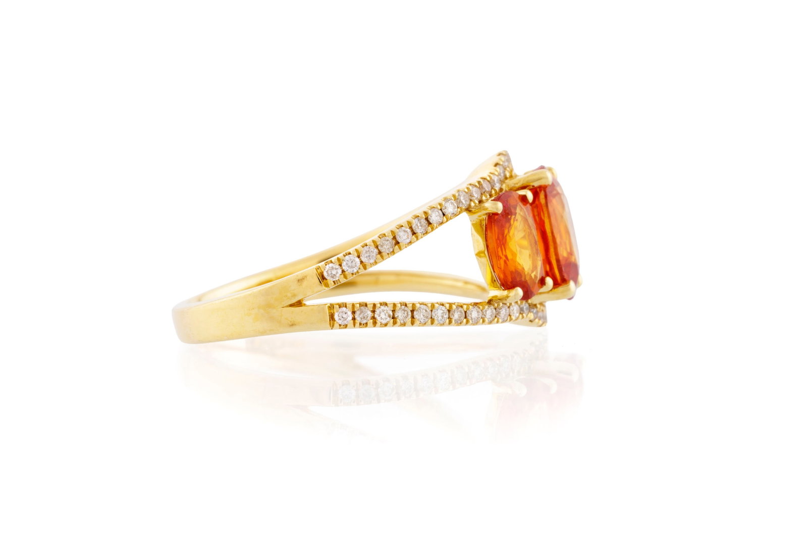 Bague or 750 sertie de trois saphirs oranges ovales entre deux lignes de diamants taille brillant, d - 2