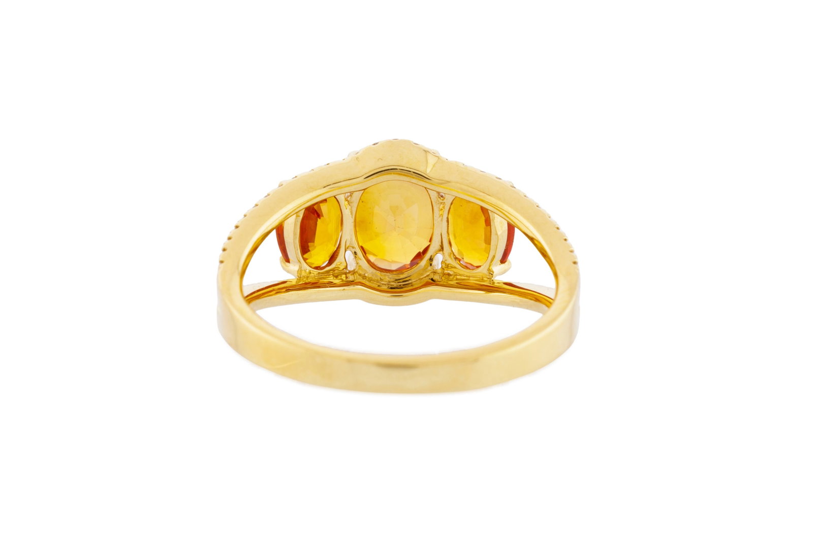 Bague or 750 sertie de trois saphirs oranges ovales entre deux lignes de diamants taille brillant, d - 3