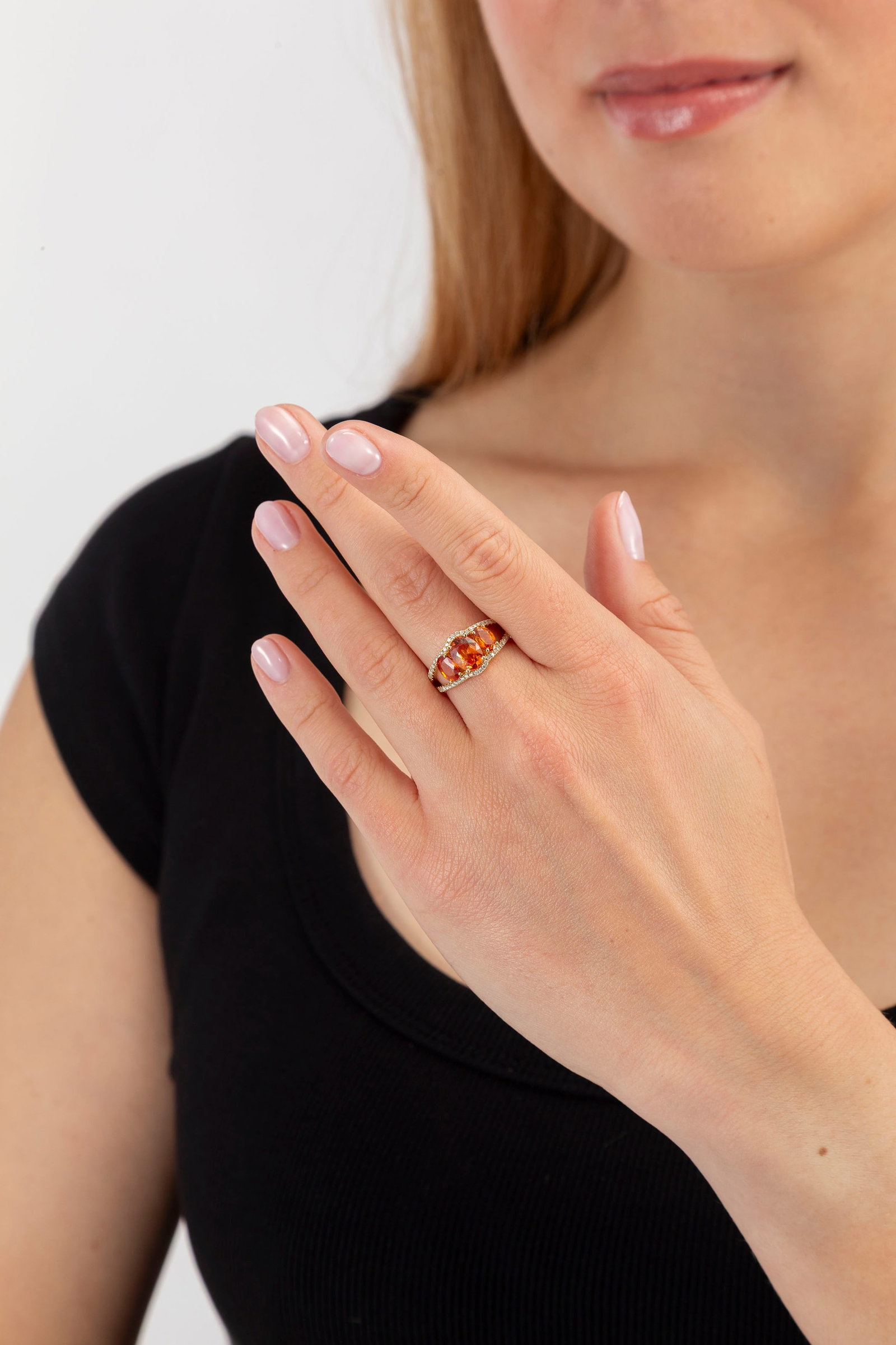 Bague or 750 sertie de trois saphirs oranges ovales entre deux lignes de diamants taille brillant, d - 4