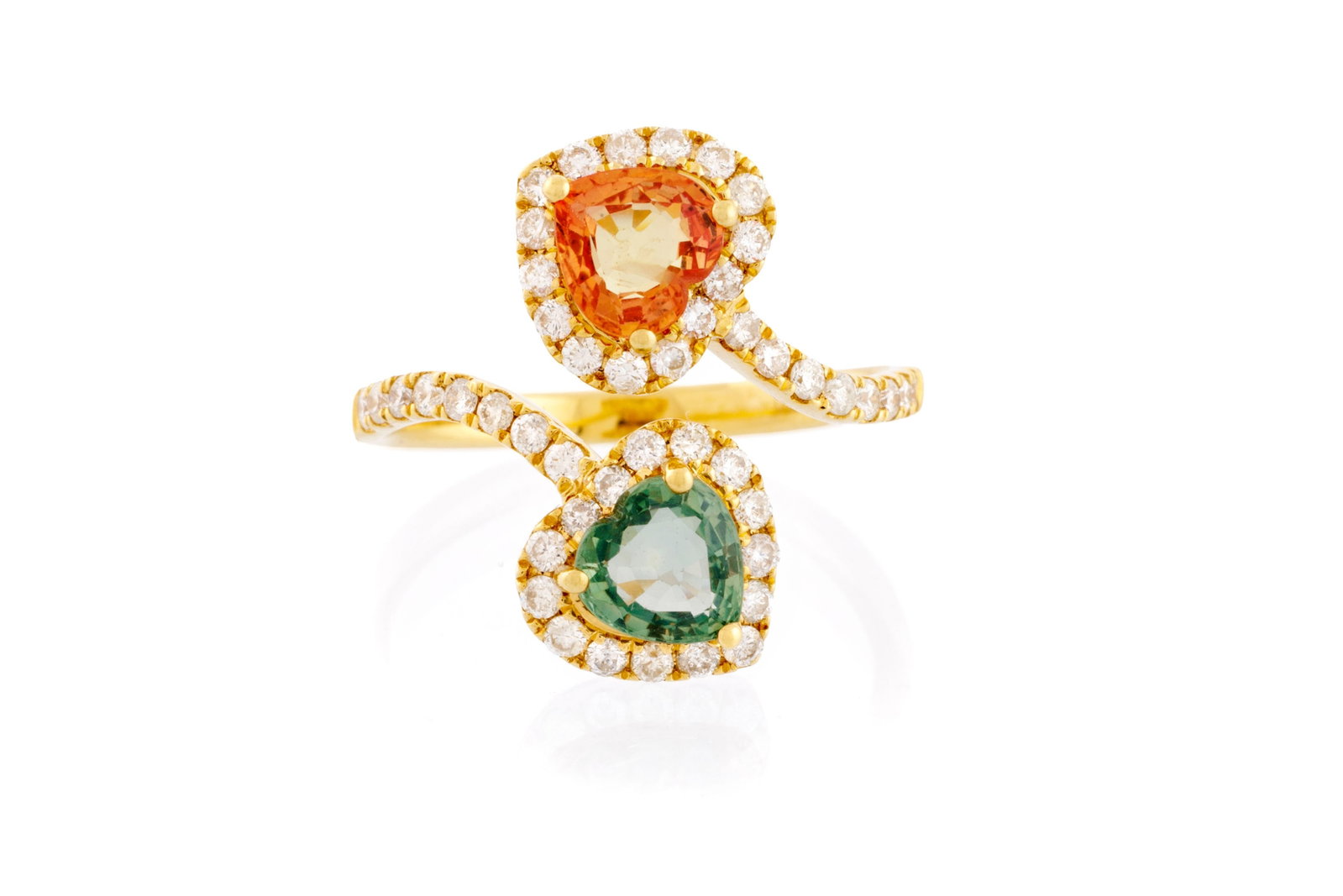 Bague Toi & Moi or 750 sertie de saphirs taille cœur, l'un orange et l'autre vert, entouré: Bague Toi & Moi or 750 sertie de saphirs taille cœur, l'un orange et l'autre vert, entourés de diamants taille brillant, doigt 55-15 Condition Très bon état de conservation