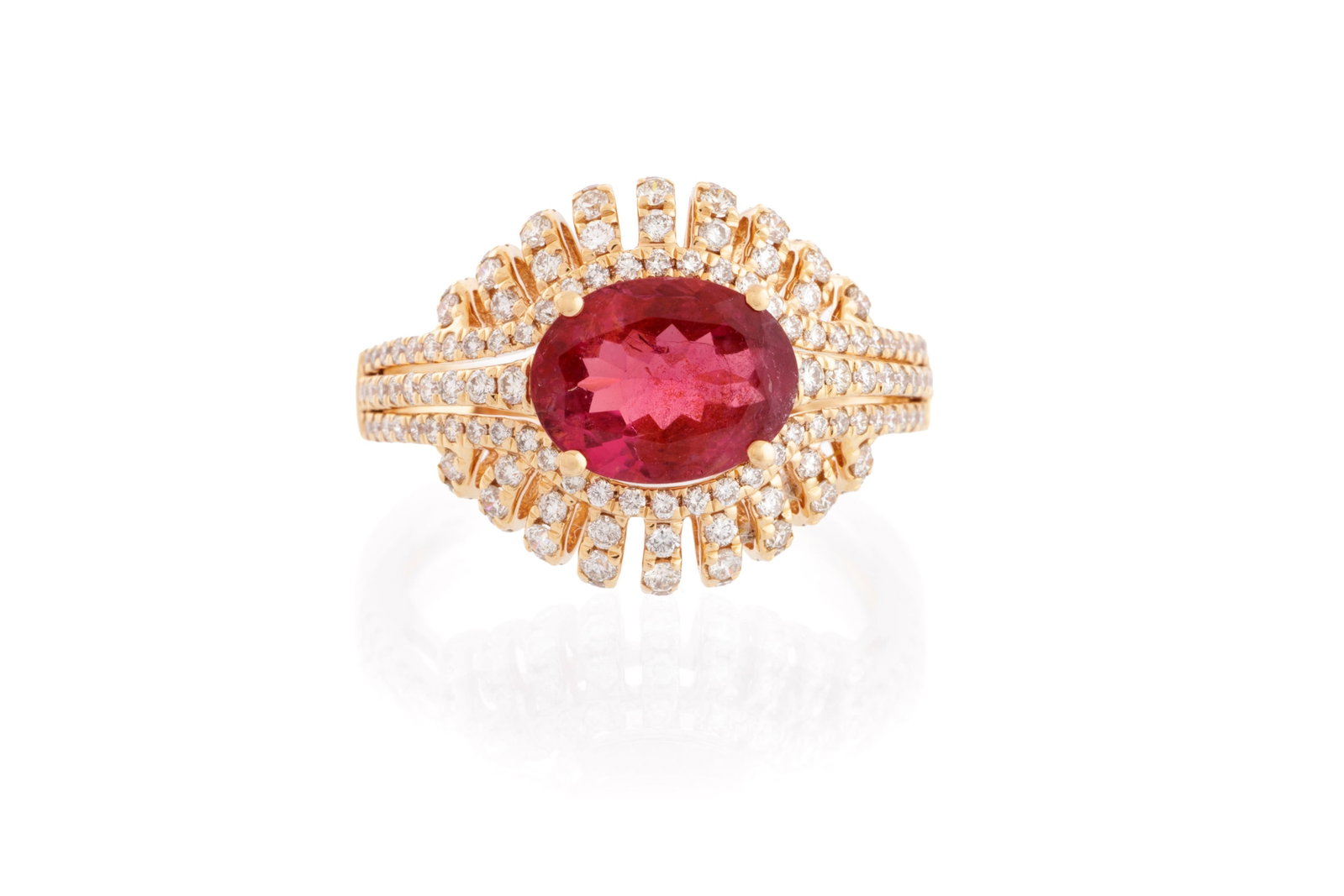 Bague or rose 750 ajouré sertie d'une tourmaline rose ovale entourée de diamants taille br: Bague or rose 750 ajouré sertie d'une tourmaline rose ovale entourée de diamants taille brillant, doigt 54-14 Condition Très bon état de conservation général. Quelques