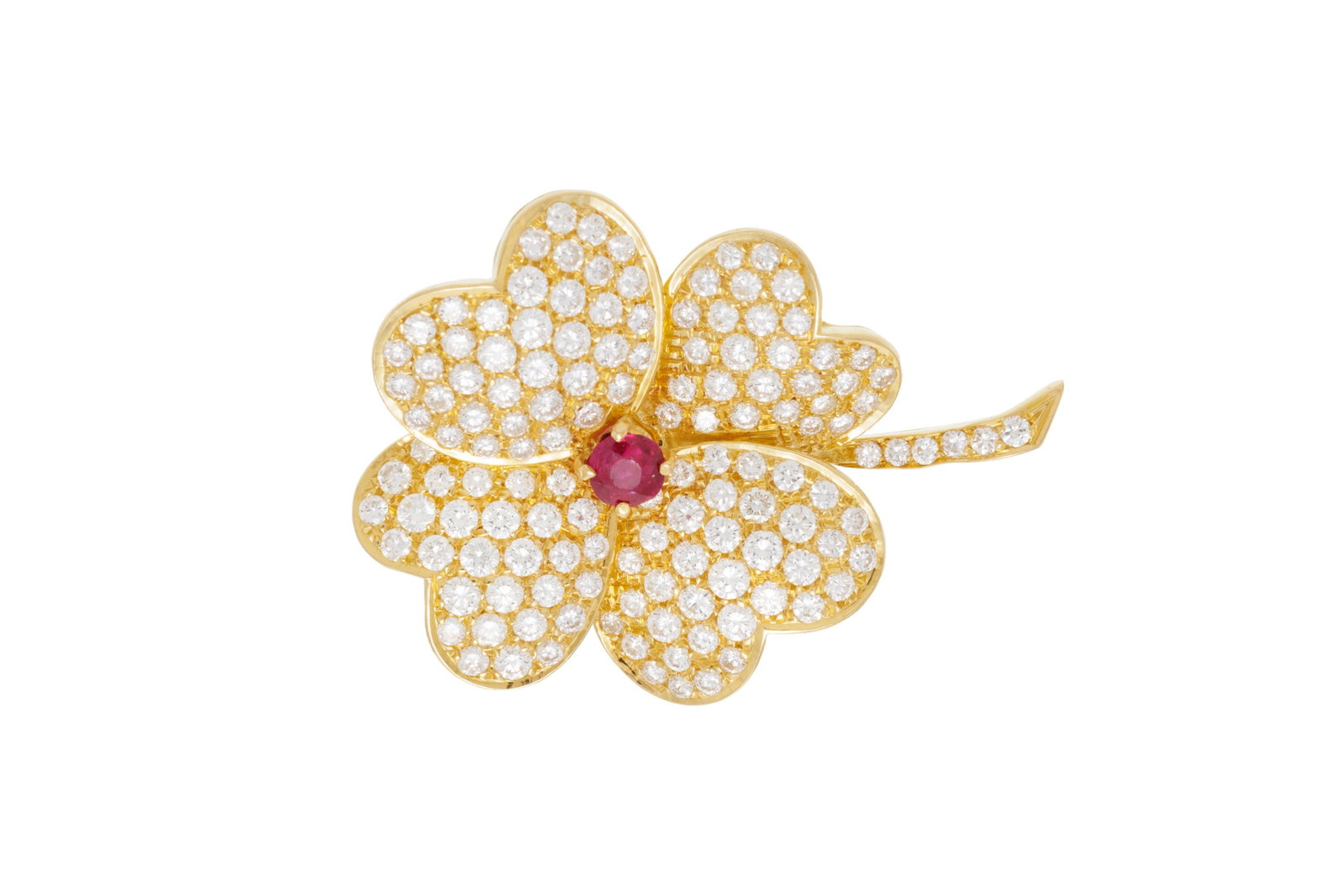 Broche trèfle or 750 centrant un rubis et pavée de diamants taille brillant, h. 4 cm, 10g: Broche trèfle or 750 centrant un rubis et pavée de diamants taille brillant, h. 4 cm, 10g Condition Monture: Bon état de conservation général. Présence de rayures et