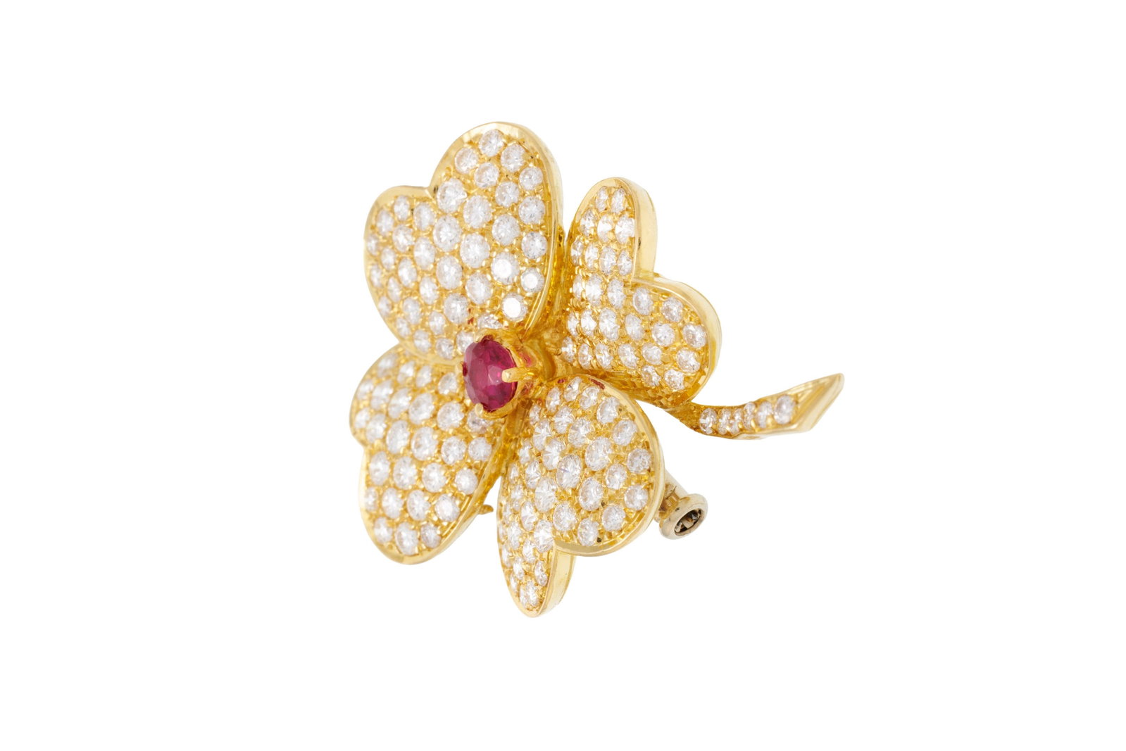 Broche trèfle or 750 centrant un rubis et pavée de diamants taille brillant, h. 4 cm, 10g - 2