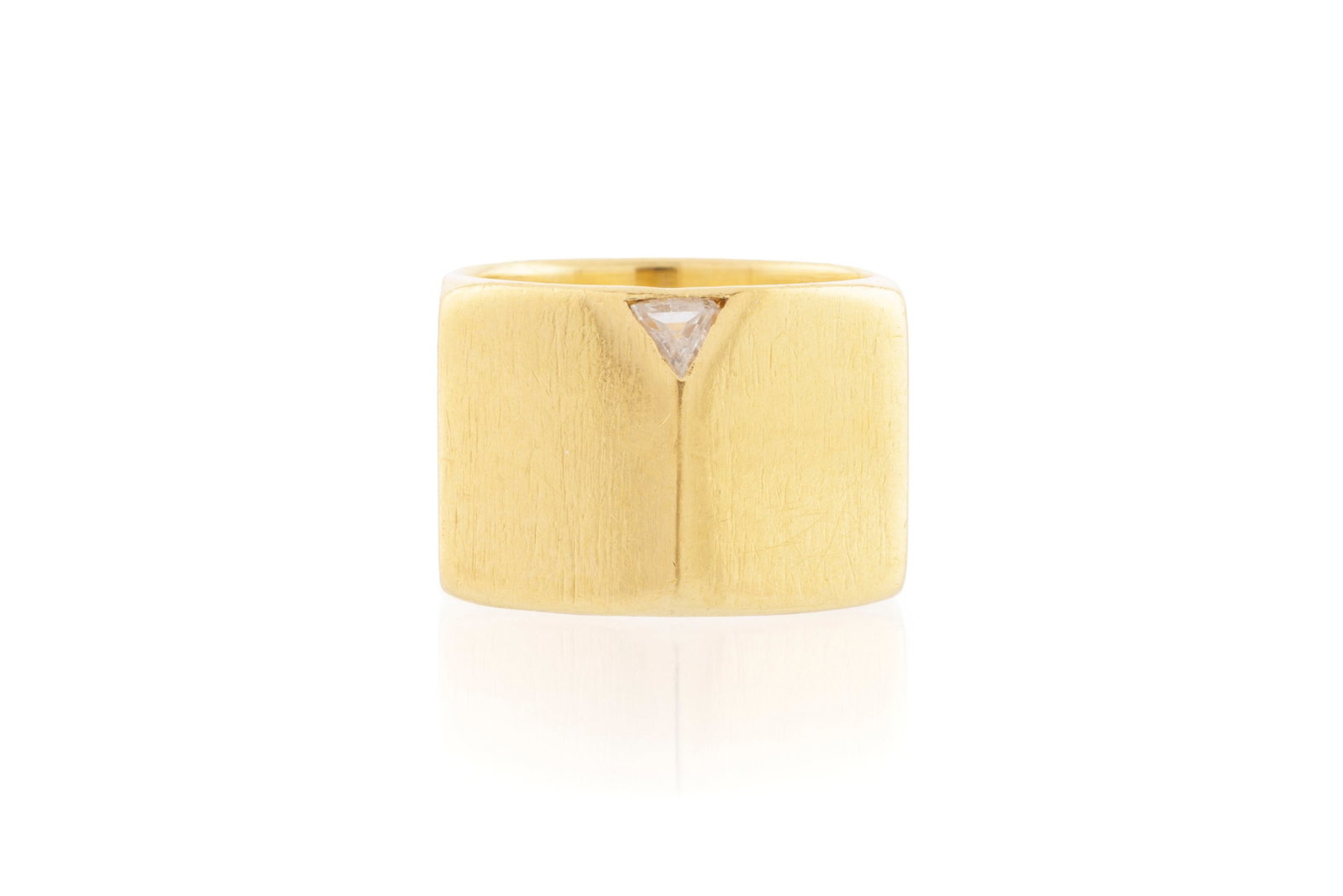 Bague hexagonale or 750 sertie d'un diamant taille triangle, doigt 49-9, 12g: Bague hexagonale or 750 sertie d'un diamant taille triangle, doigt 49-9, 12g Condition Etat bon à moyen. Présence de nombreuses rayures et micro rayures à l'or. Un coin du diamant