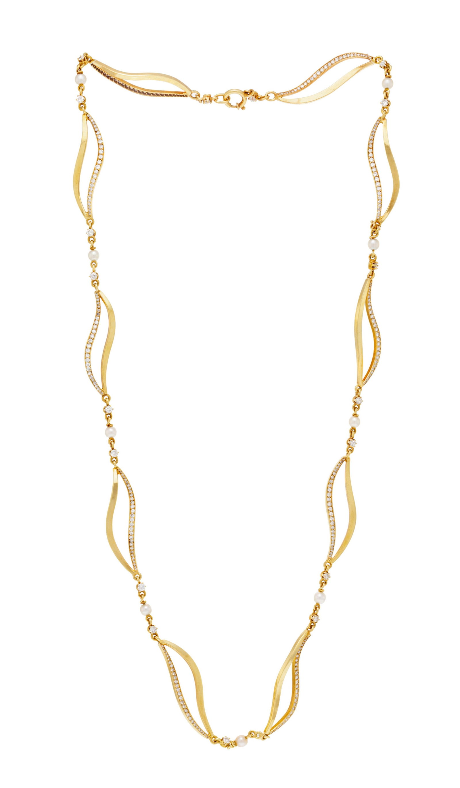 Long collier or 750 composé d'éléments ondulés sertis de diamants taille brillan: Long collier or 750 composé d'éléments ondulés sertis de diamants taille brillant alternés de perles de culture blanches, long. 64 cm, 47g Condition Bon état de conservat